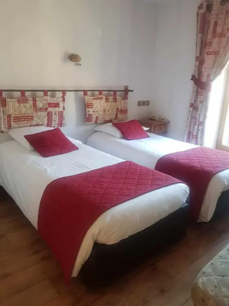 Bed in Hôtel Restaurant Angival - Chambres et Appartement