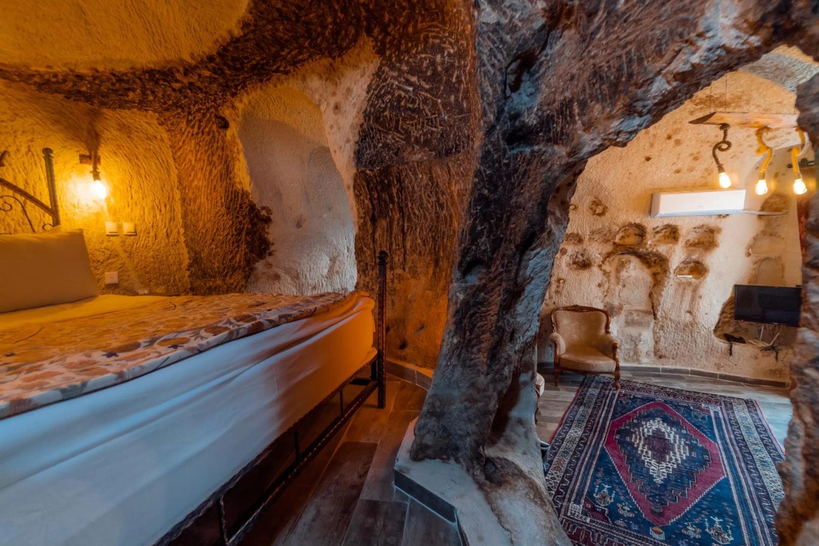 Photo of the whole room, Bed in Amber Cave Suites