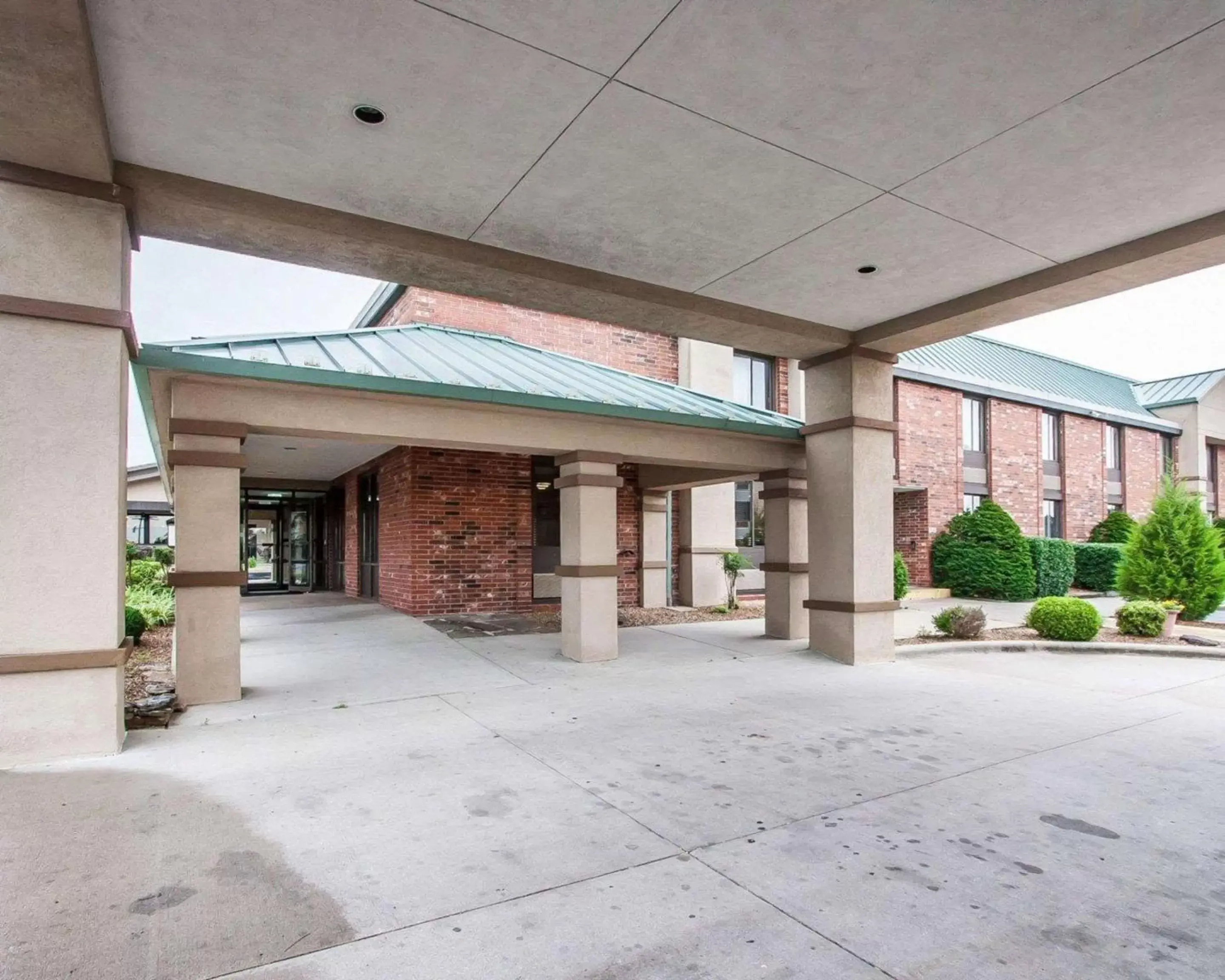 Property building in Quality Inn & Suites North Springfield