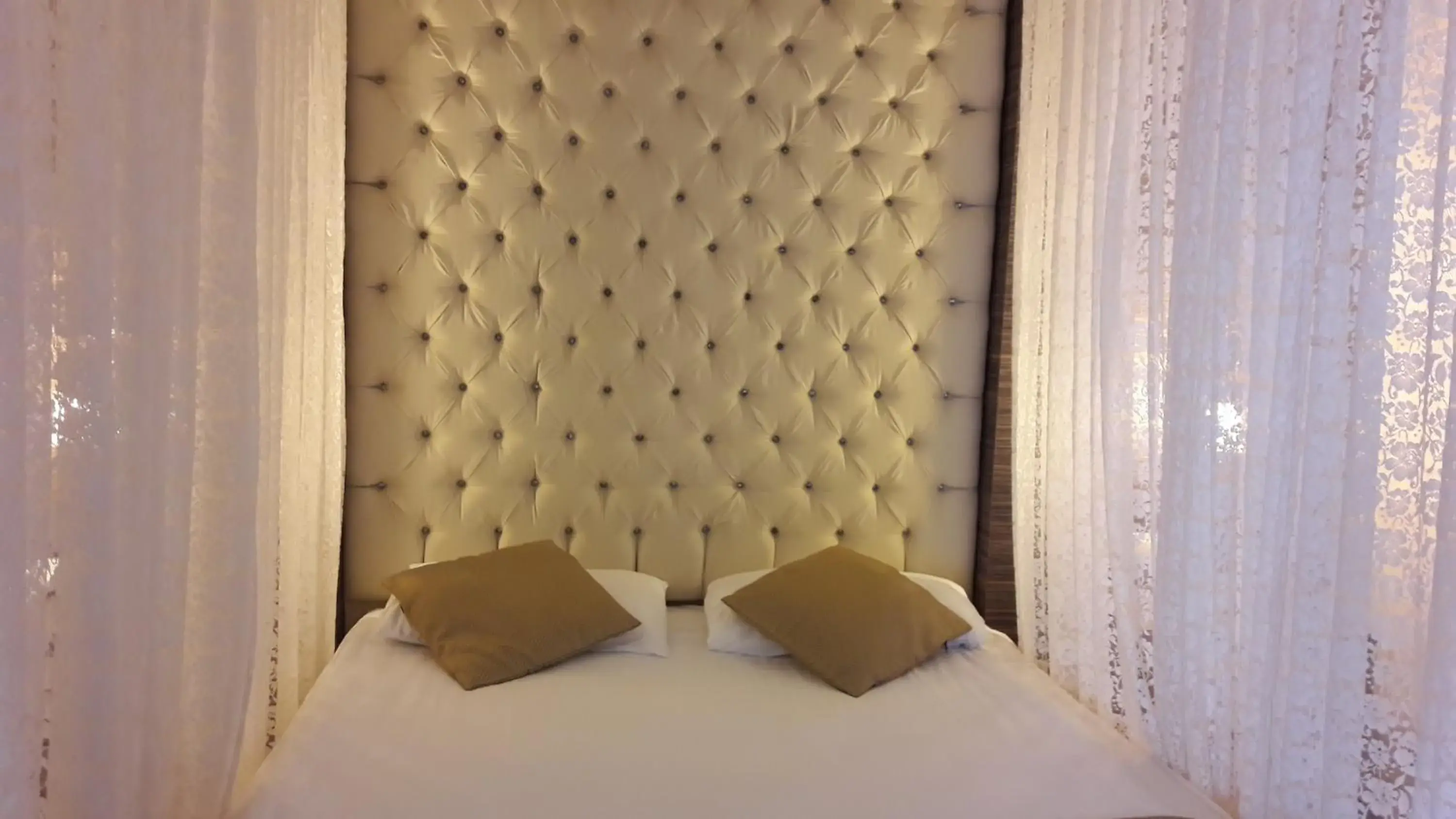 Bed in Cender Hotel