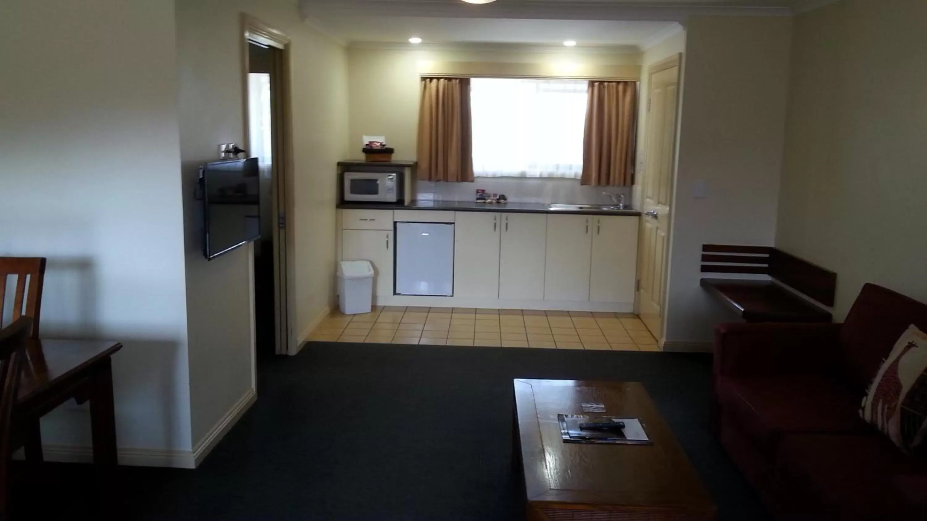 Communal lounge/ TV room, Kitchen/Kitchenette in Armidale Pines Motel