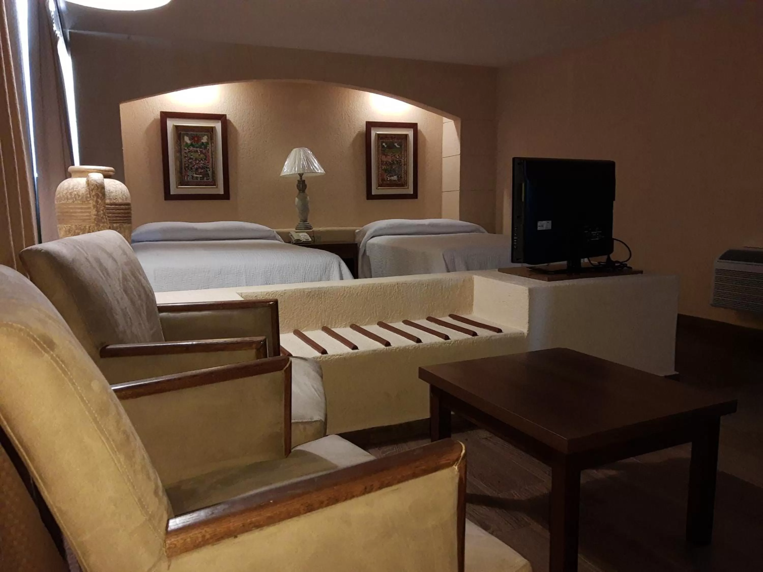 Photo of the whole room, Bed in Hotel Las Palmas Midway Inn