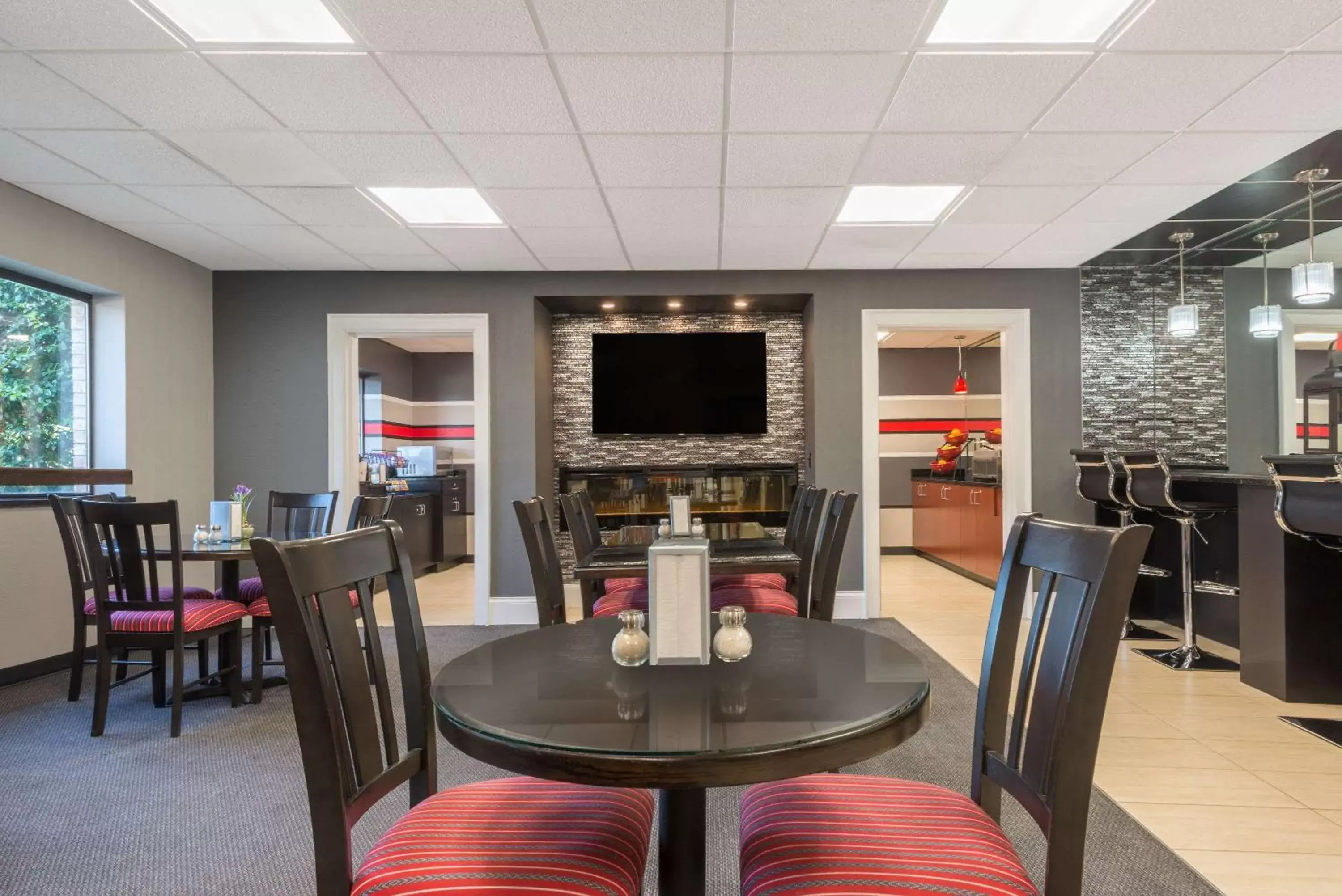 Restaurant/places to eat in Ramada by Wyndham Catlettsburg Ashland Restaurant/places to eat in Ramada by Wyndham Catlettsburg Ashland