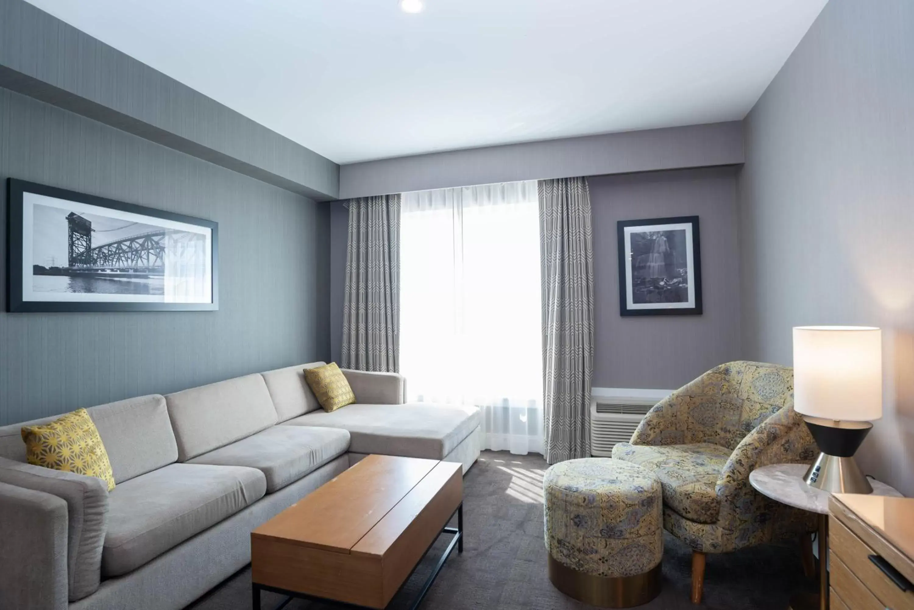 Photo of the whole room, Seating Area in Sandman Hotel Hamilton