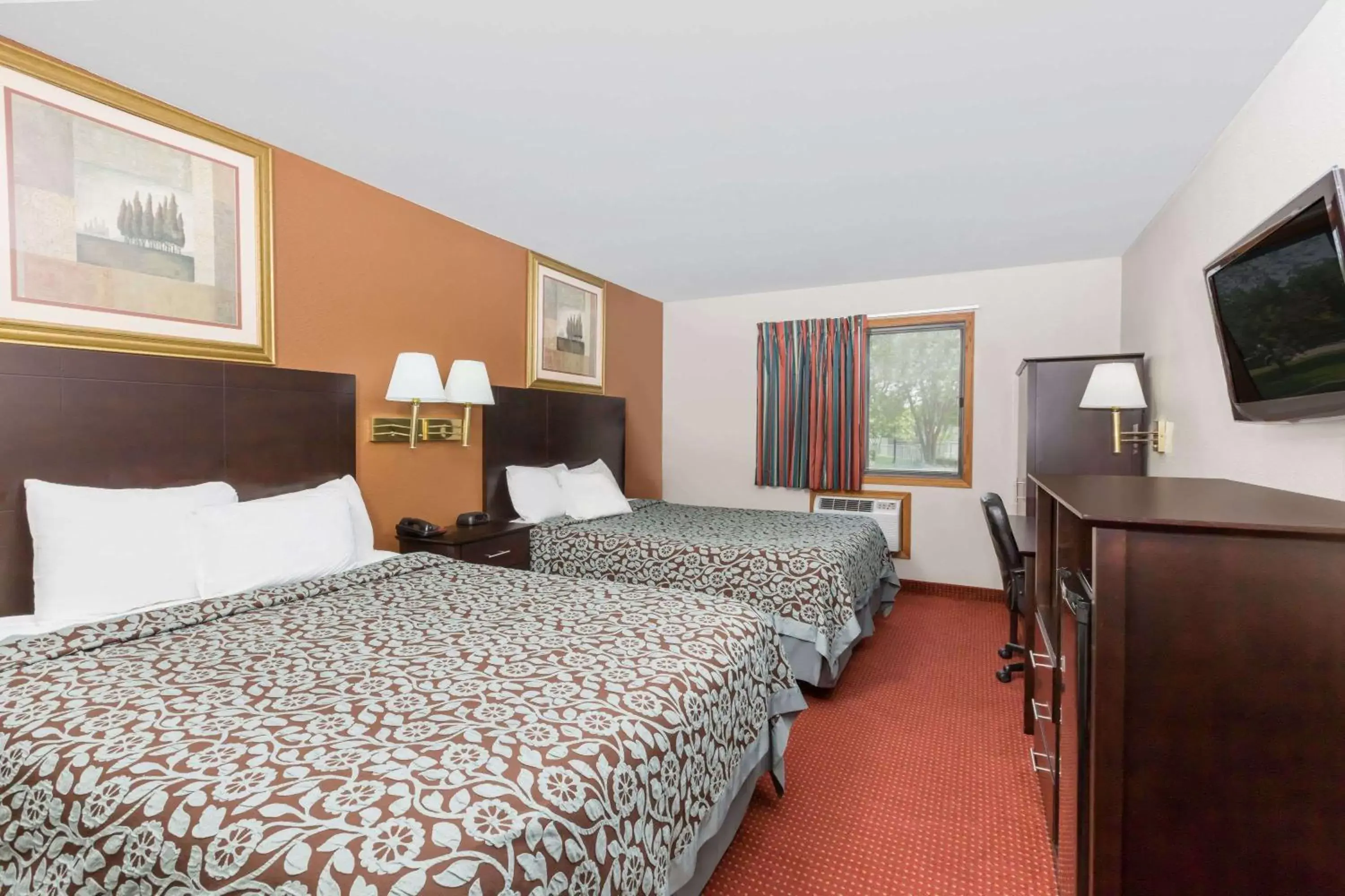 Photo of the whole room, Bed in Days Inn & Suites by Wyndham Des Moines Airport