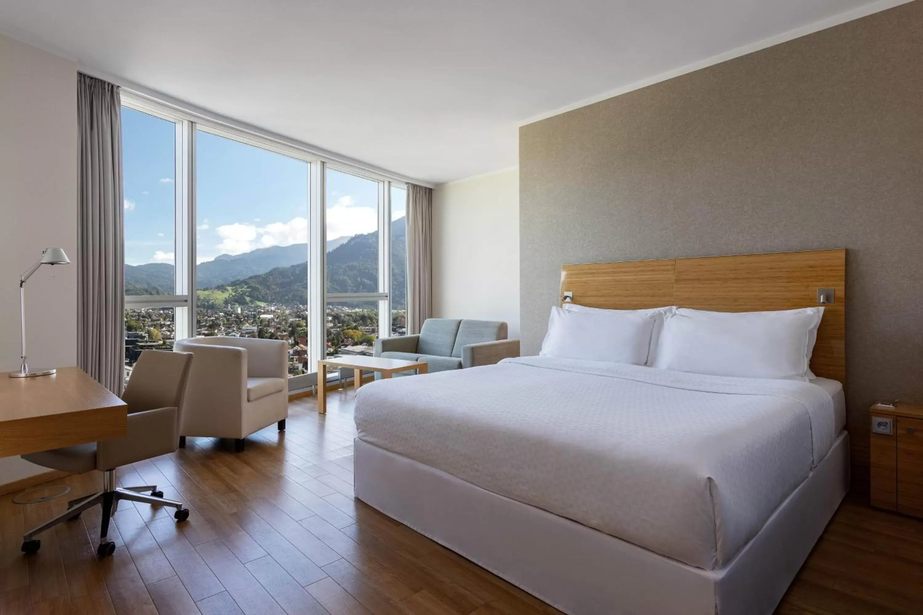 Photo of the whole room, Mountain View in Four Points by Sheraton Panoramahaus Dornbirn