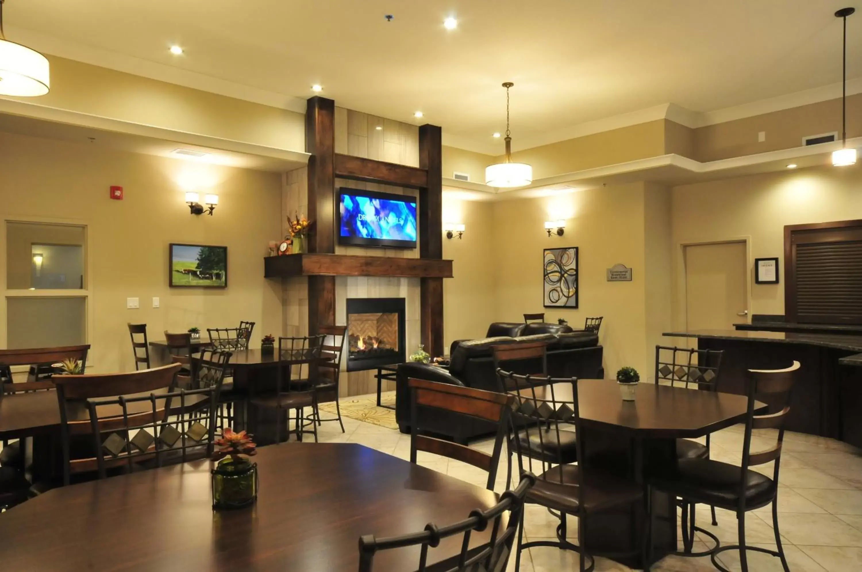 Lobby or reception, Restaurant/Places to Eat in Ramada by Wyndham Emerald Park/Regina East