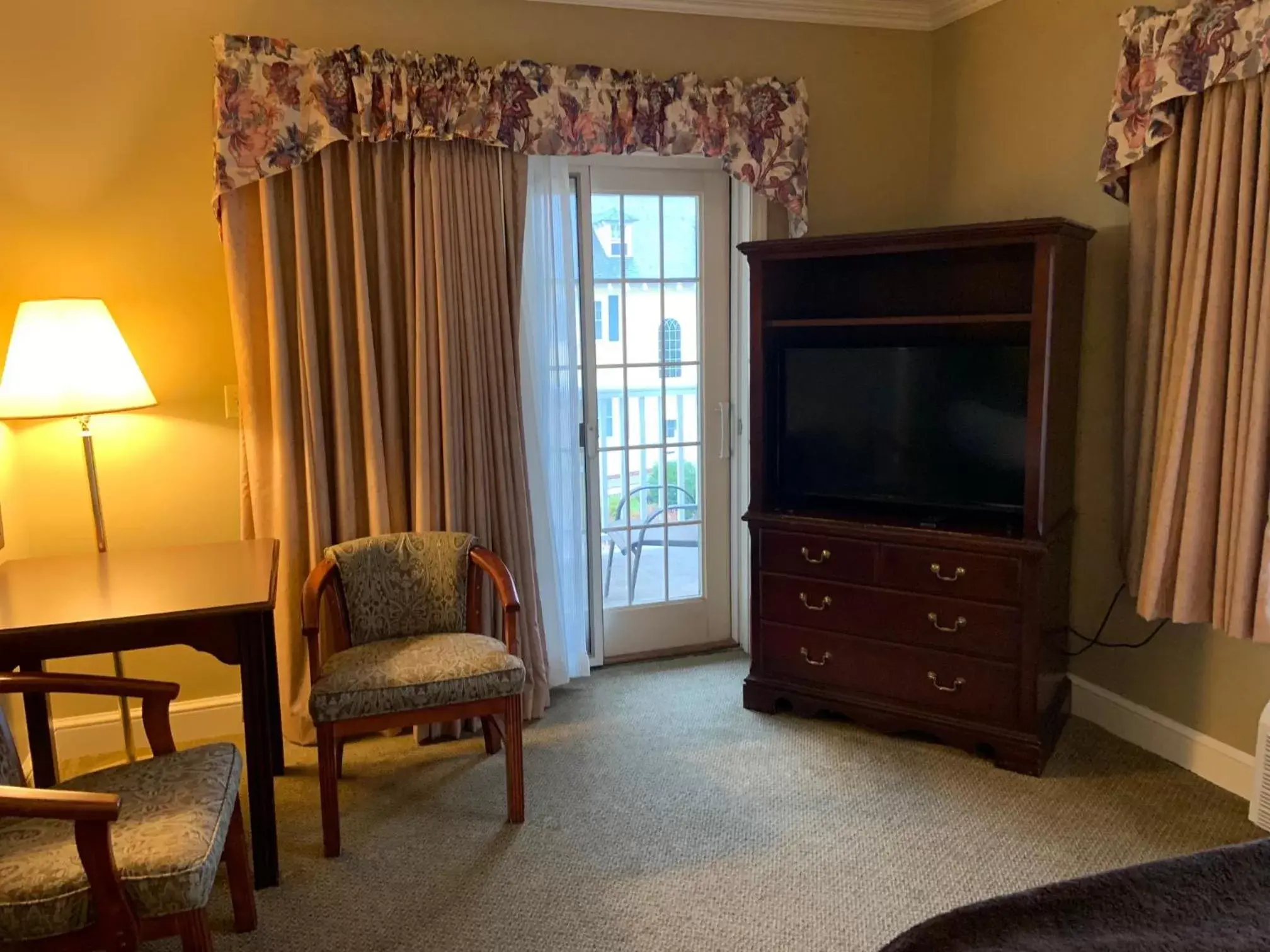 TV and multimedia, TV/Entertainment Center in The Bethel Resort & Suites