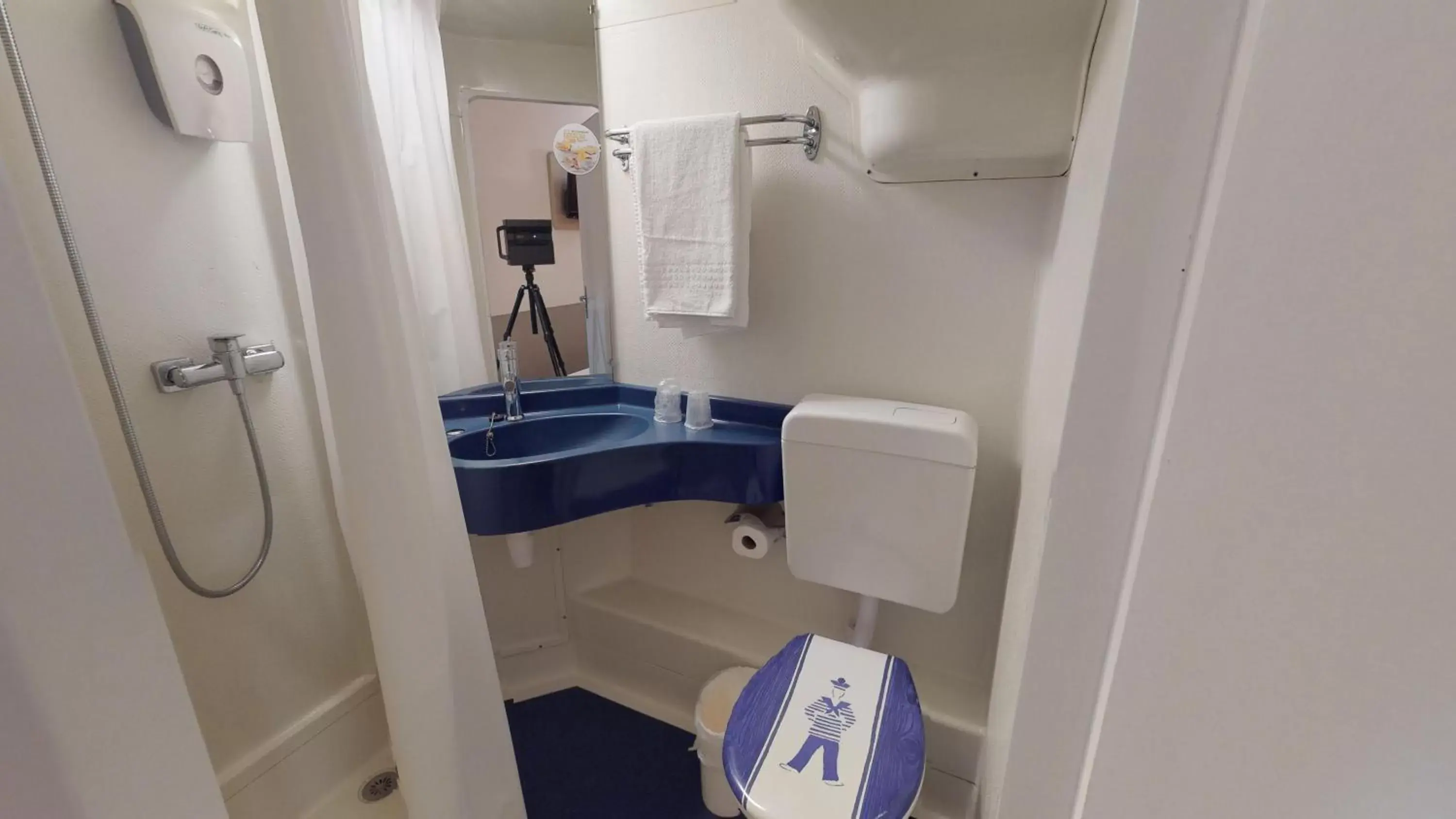 Shower, Bathroom in Première Classe Reims Ouest - Tinqueux