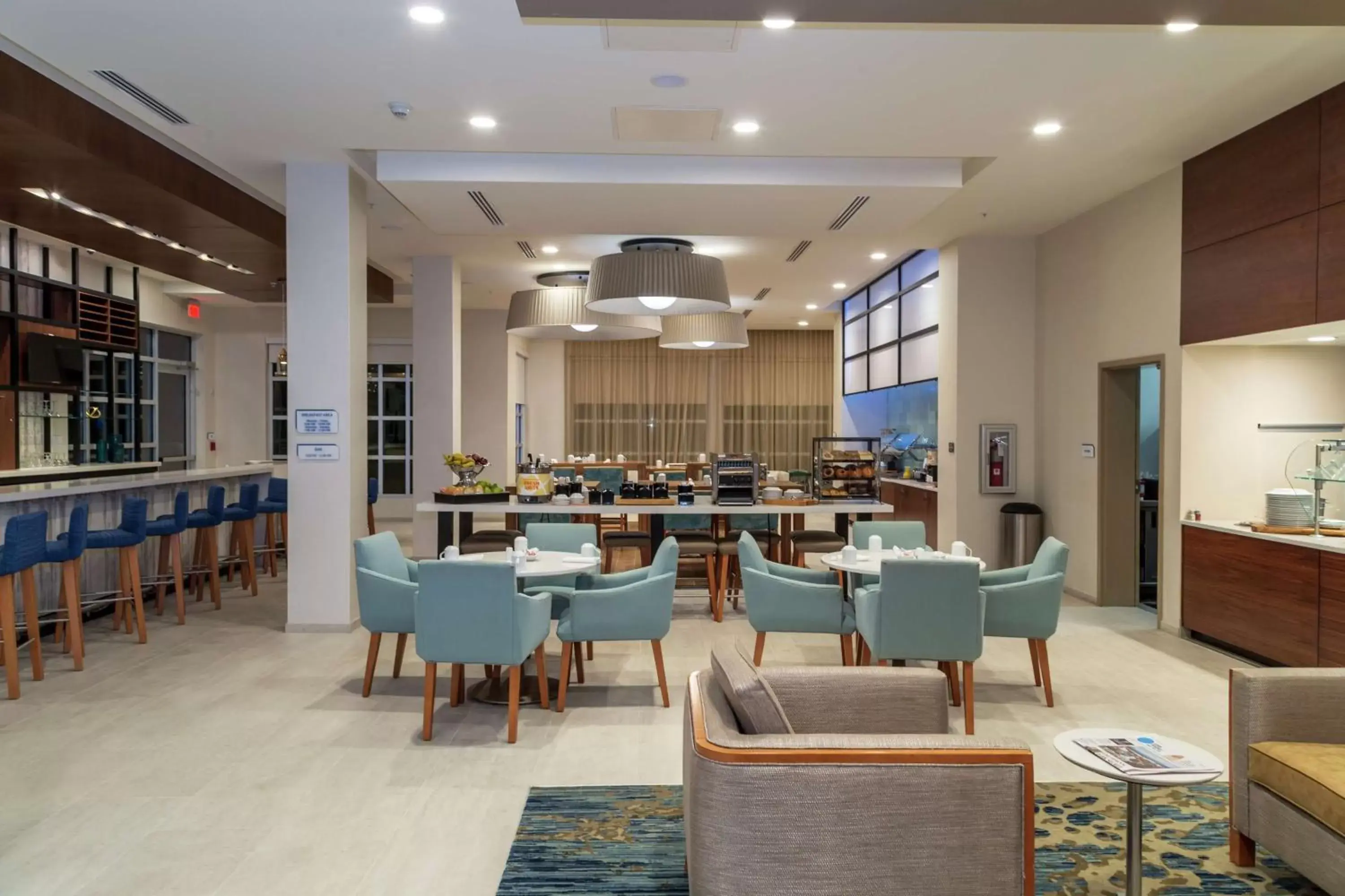 Dining area, Lounge/Bar in Hilton Garden Inn Tampa - Wesley Chapel