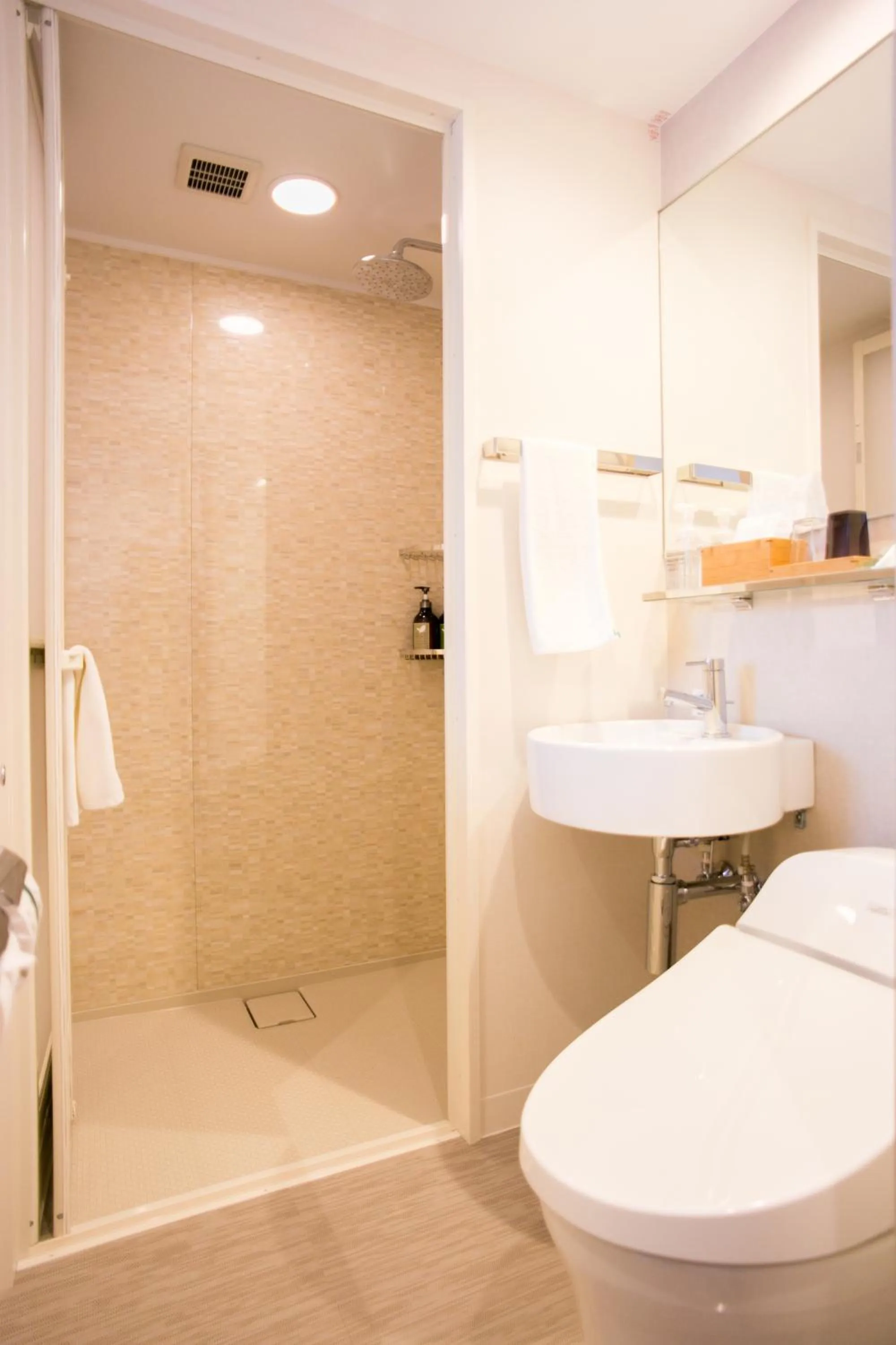 Shower in Nishitetsu Hotel Croom Hakata