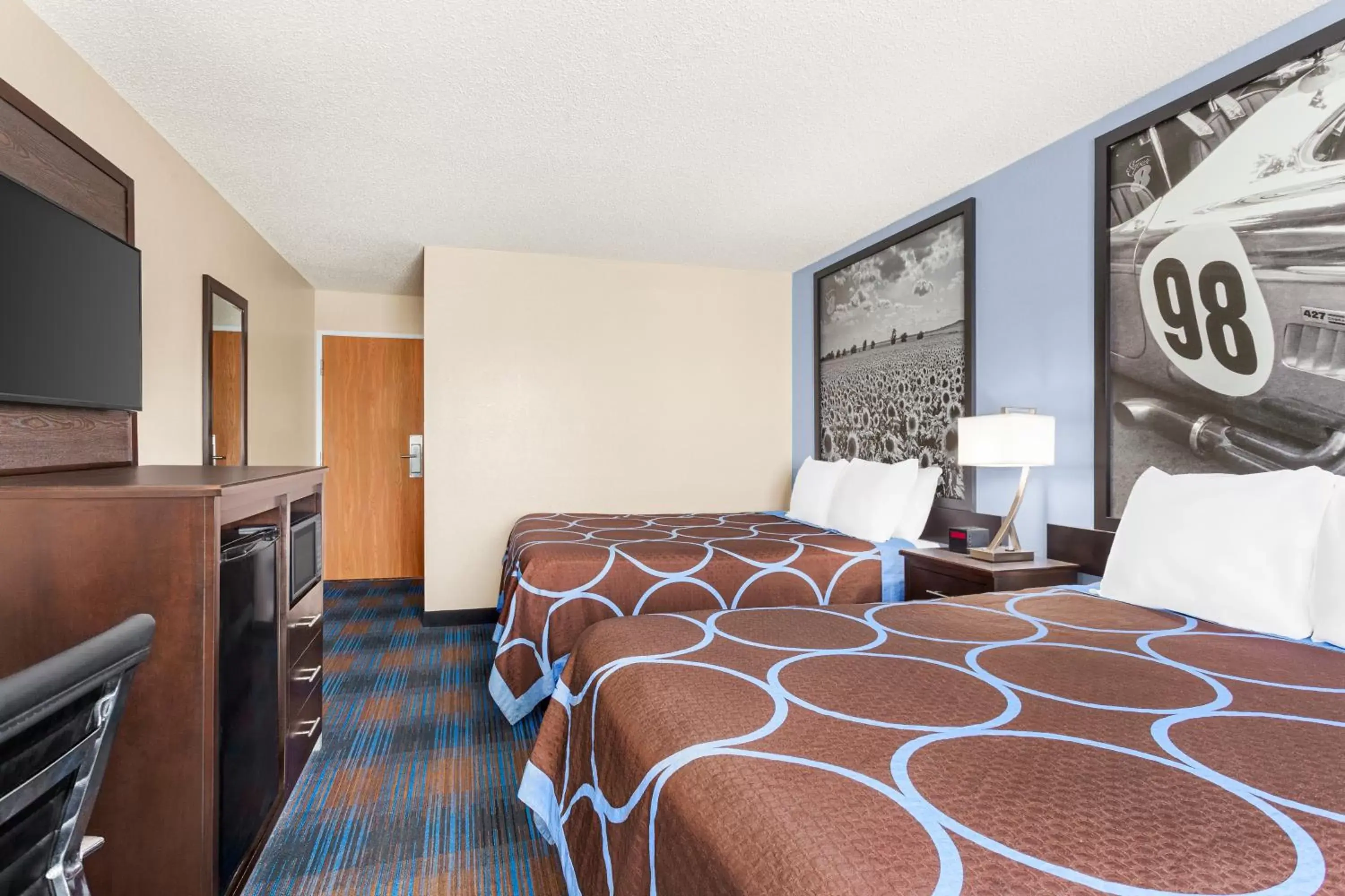 Photo of the whole room, Bed in Super 8 by Wyndham Lenexa Overland Park Area/Mall Area