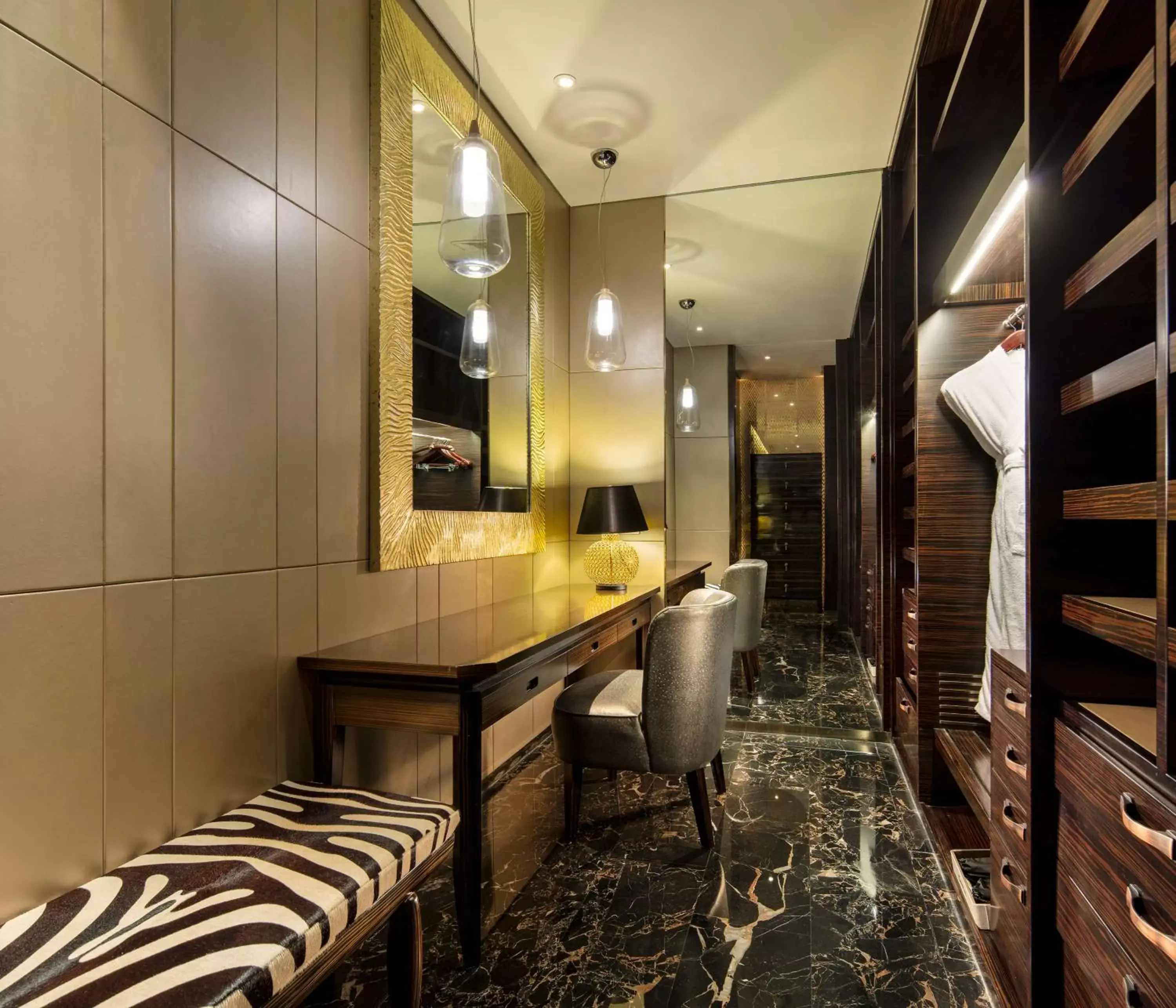 Bed in Hilton Shenzhen Futian, Metro Station at Hotel Front Door, Close to Futian Convention & Exhibition Center Bed in Hilton Shenzhen Futian, Metro Station at Hotel Front Door, Close to Futian Convention & Exhibition Center