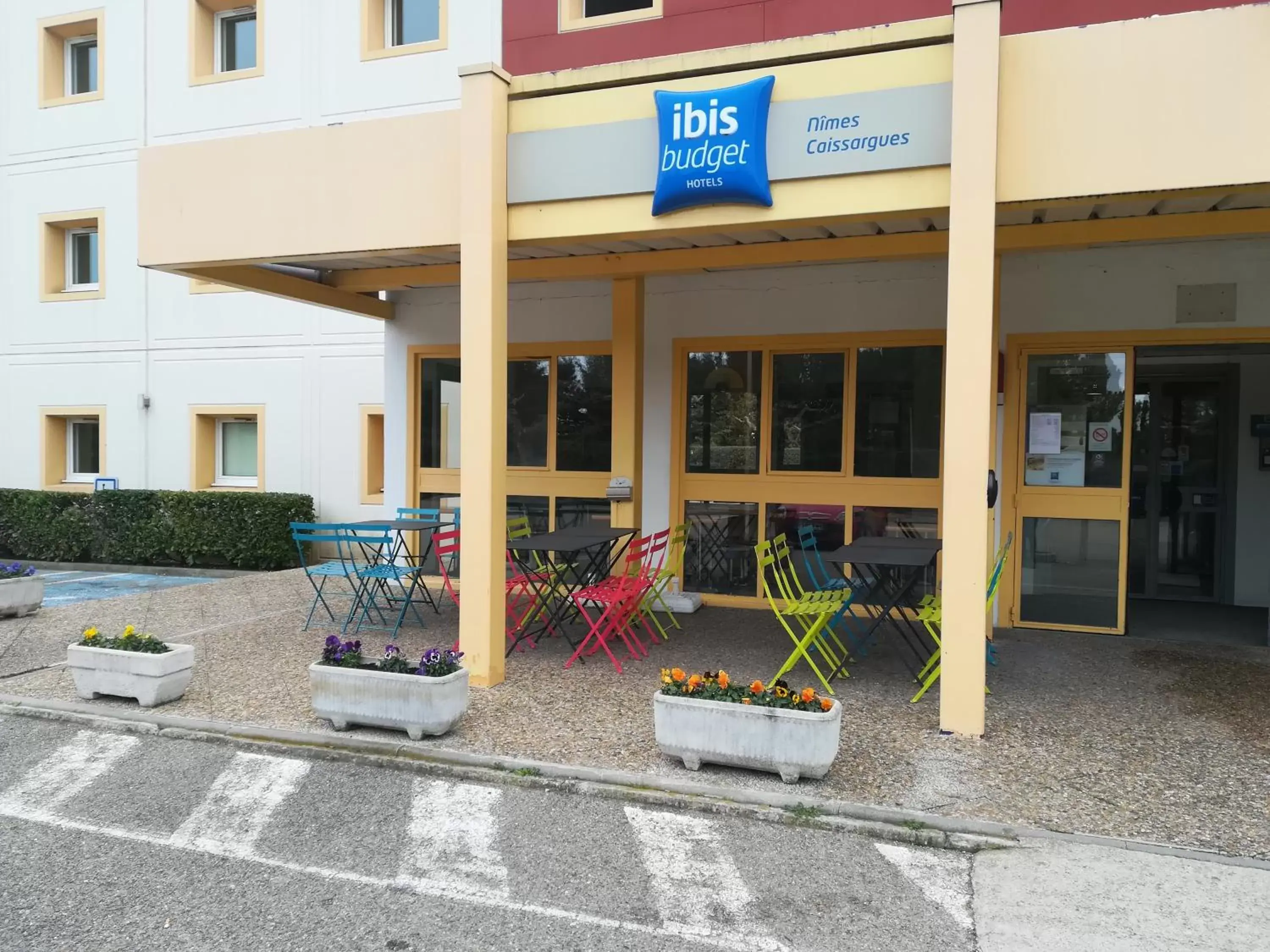 Patio in ibis budget Nimes Caissargues