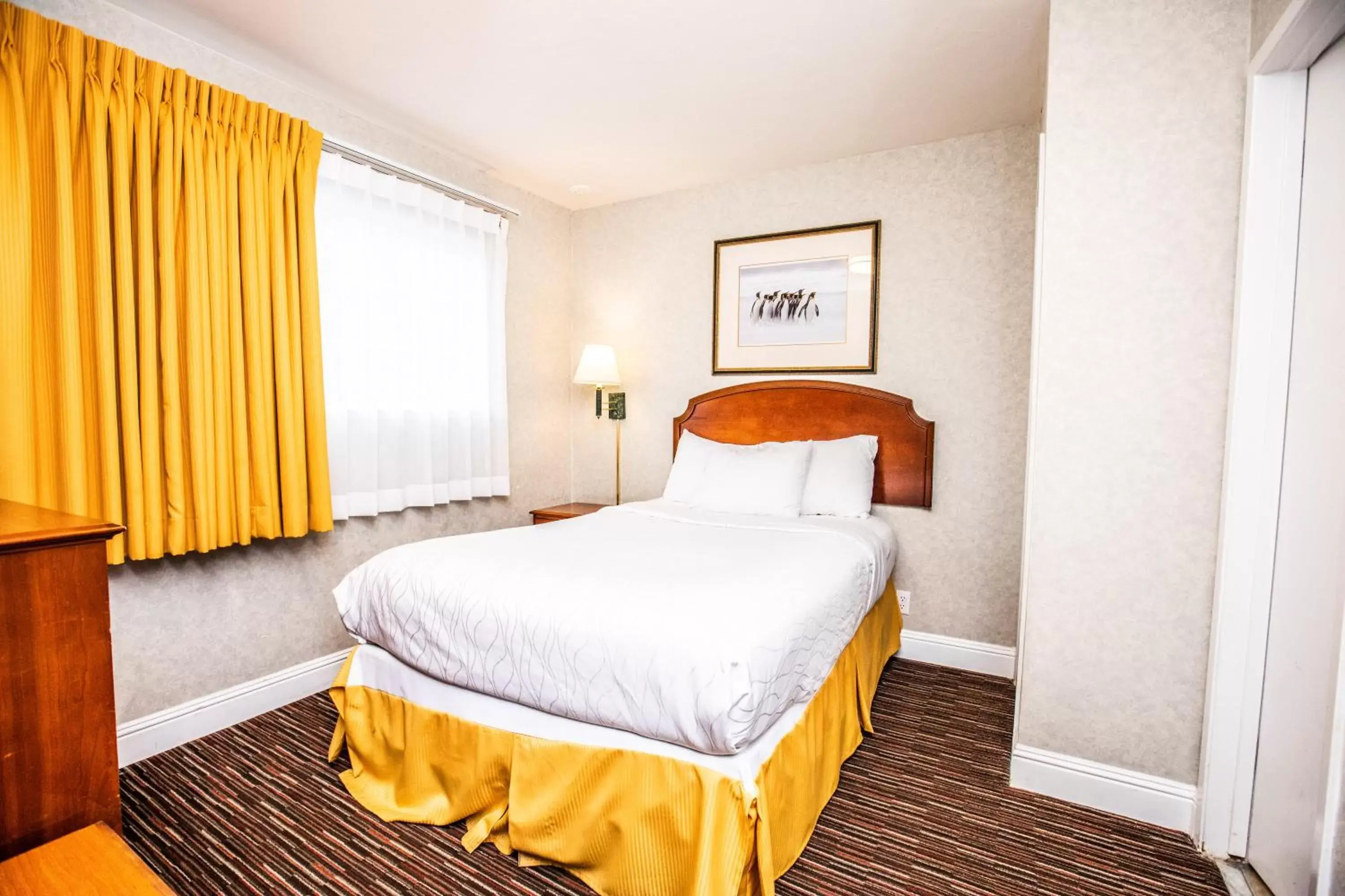 Photo of the whole room, Bed in Pelican Inn Photo of the whole room, Bed in Pelican Inn