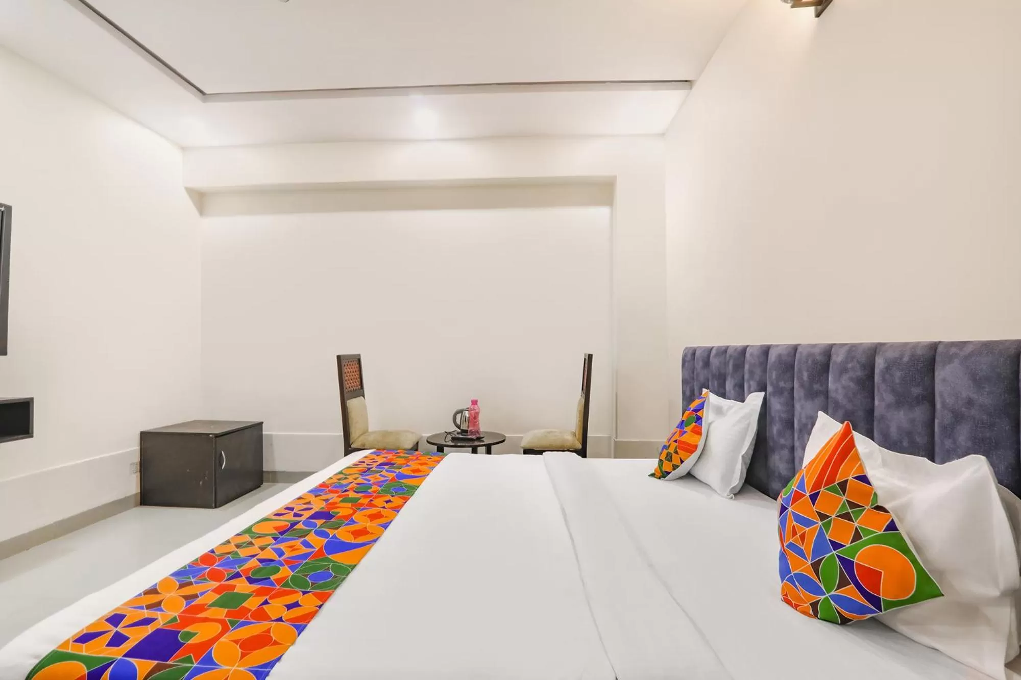 Living room, Bed in FabHotel Silver Stone Inn