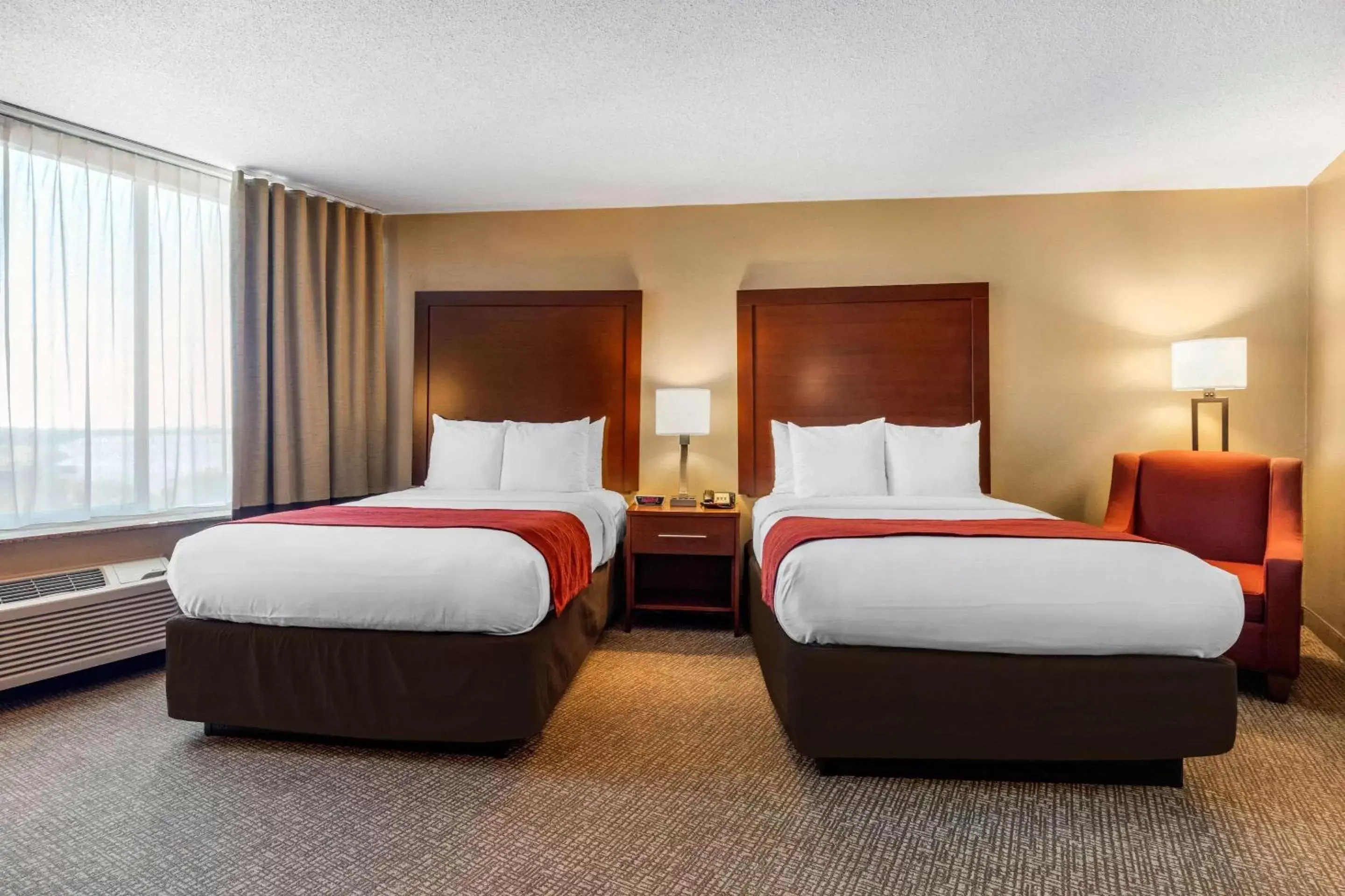 Photo of the whole room, Bed in Comfort Inn Memphis Downtown