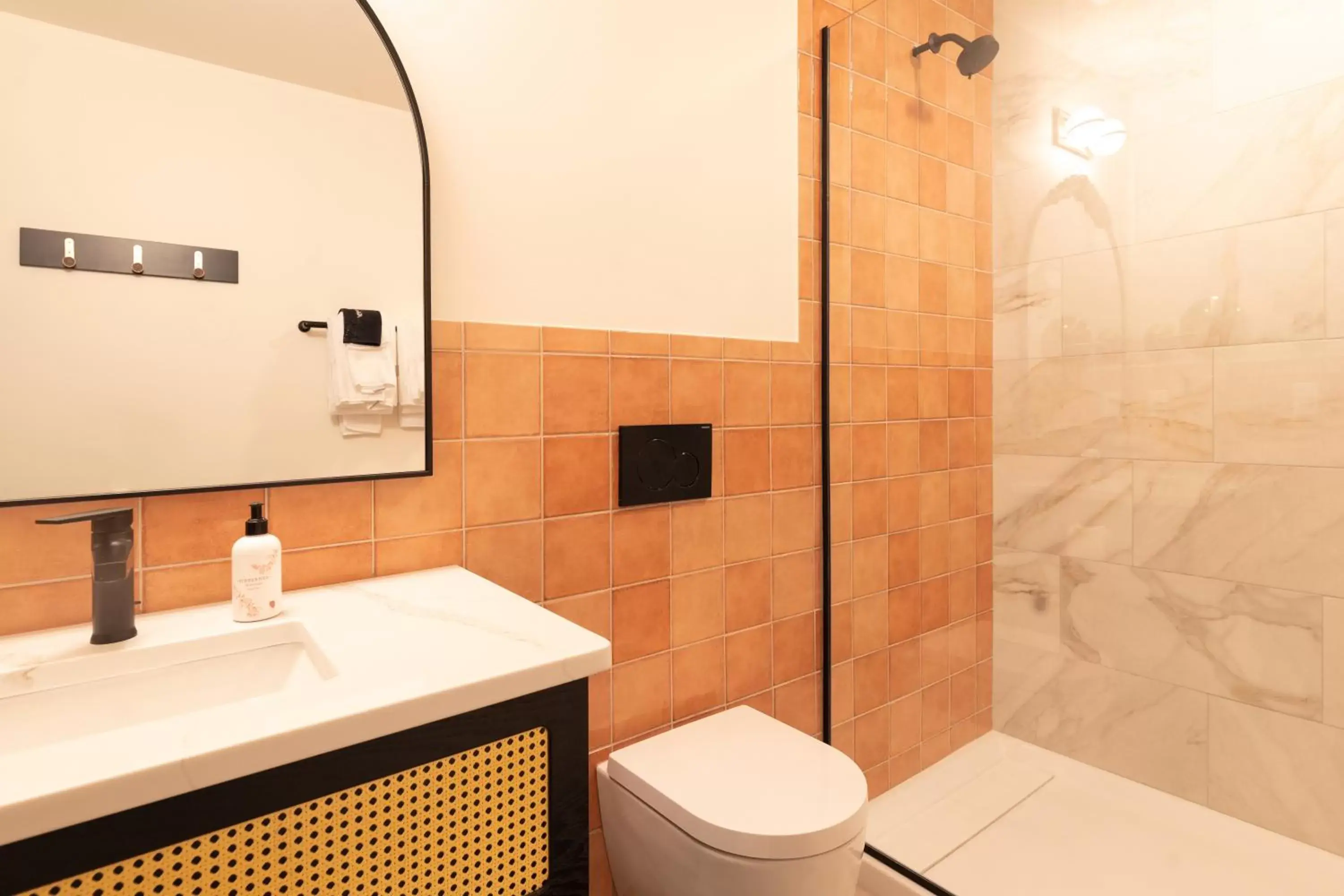 Shower, Bathroom in Hotel Thaxter