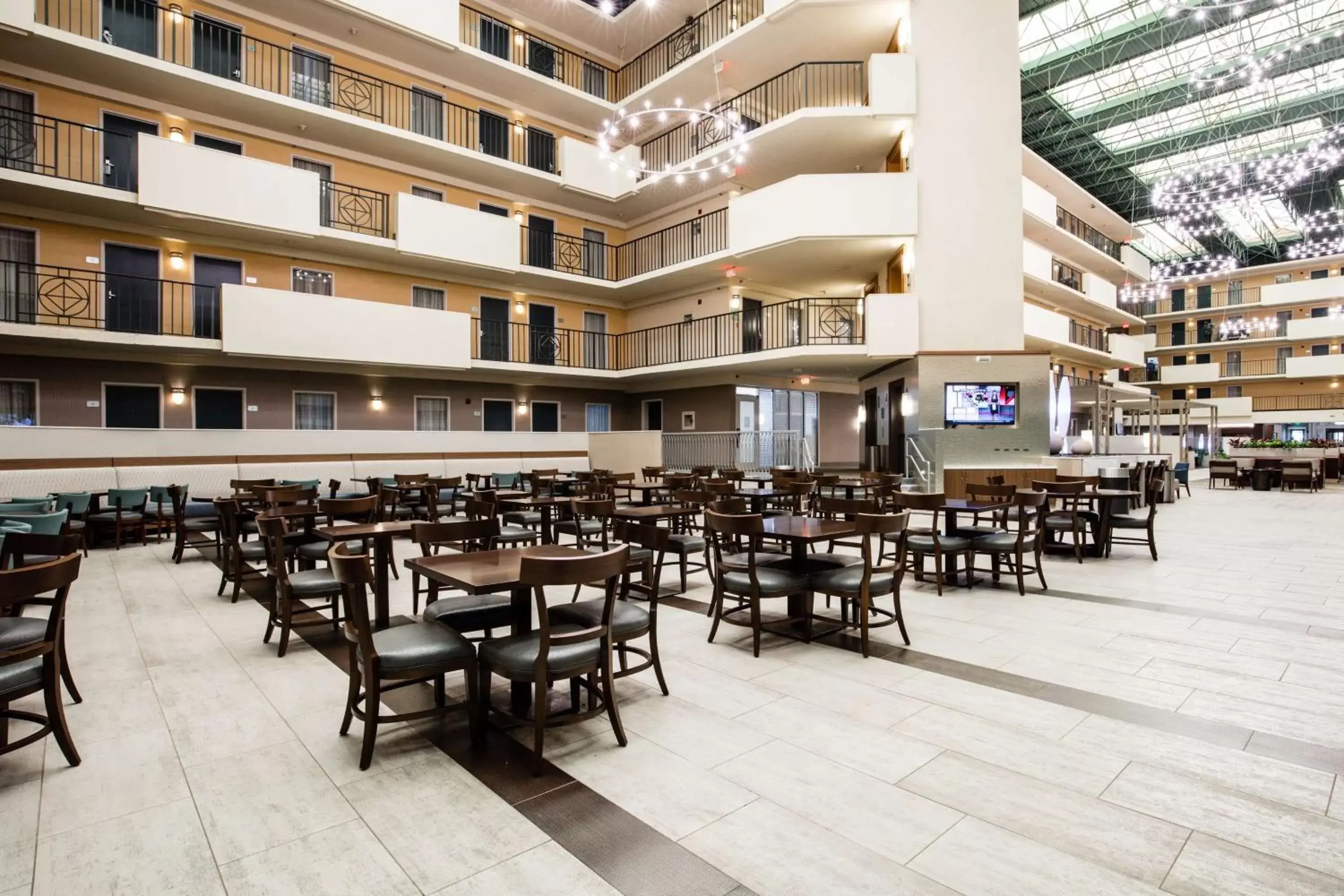 Lobby or reception, Restaurant/Places to Eat in Embassy Suites Memphis