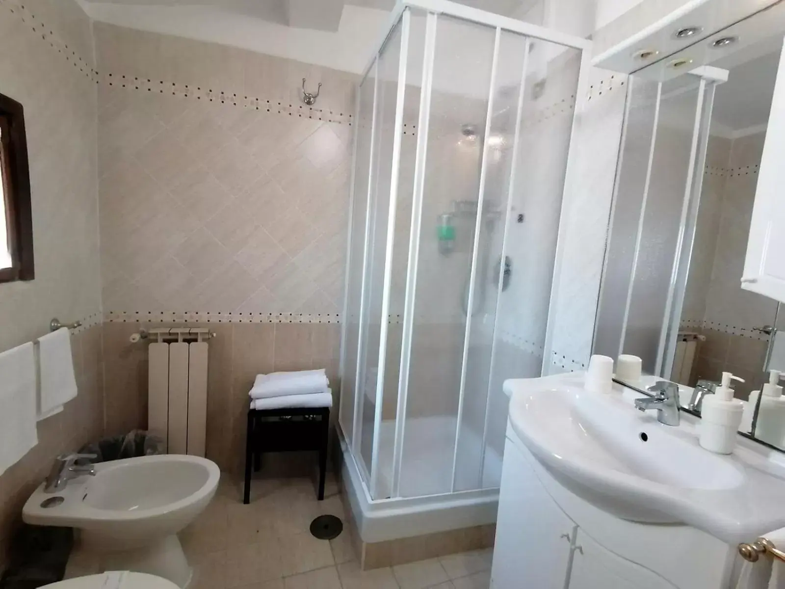 Shower, Bathroom in Hotel Julia