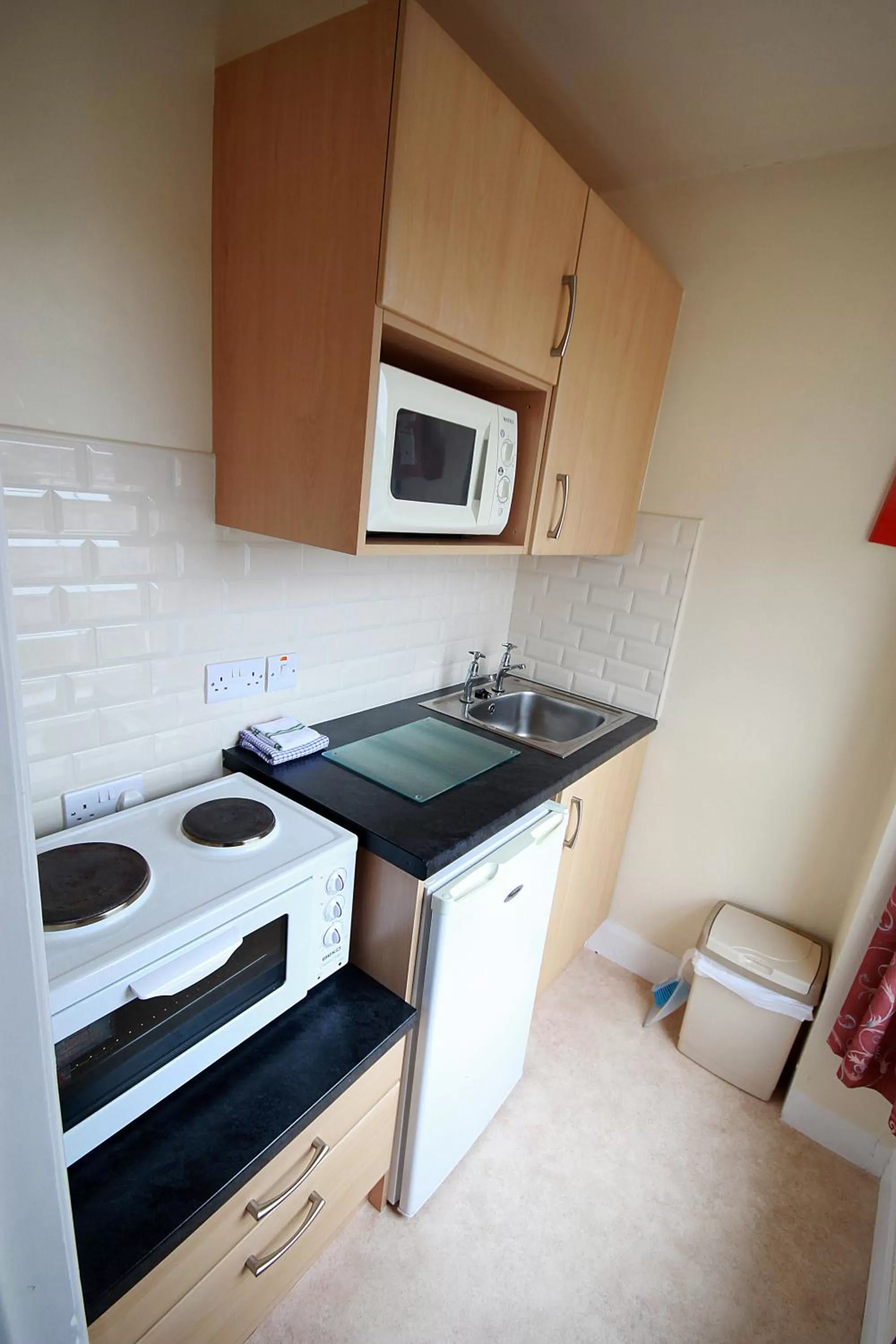 Kitchen or kitchenette in Belmore Court & Motel