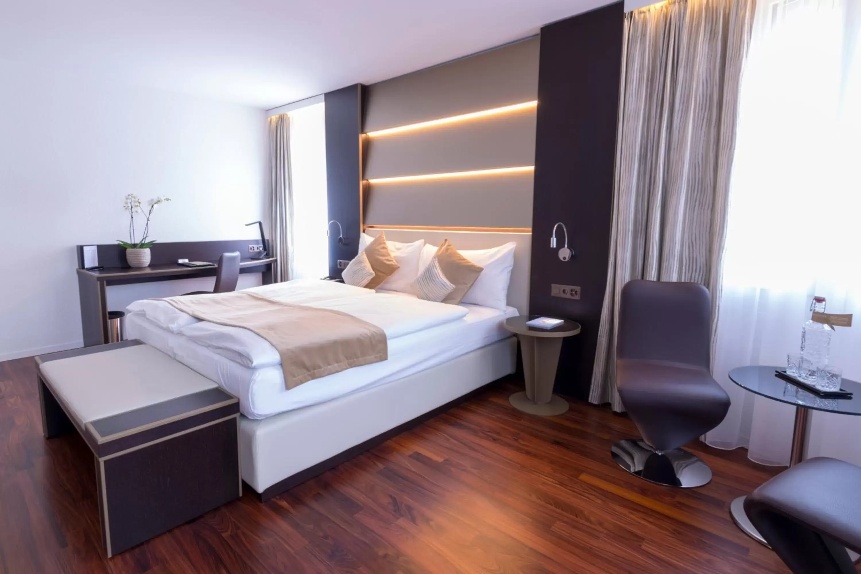 Bedroom, Bed in Hotel Krone Unterstrass