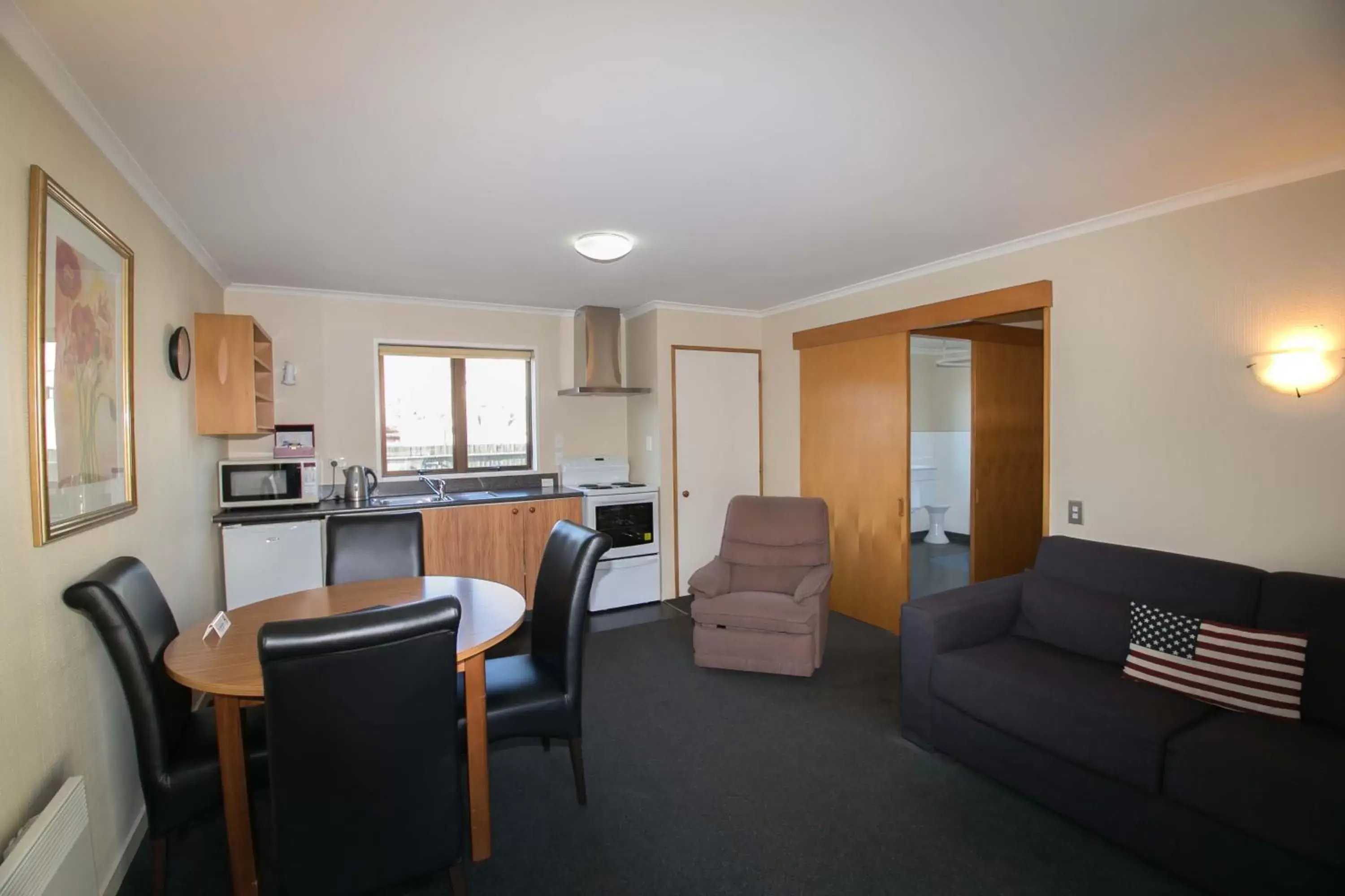 Photo of the whole room, Seating Area in Allan Court Motel