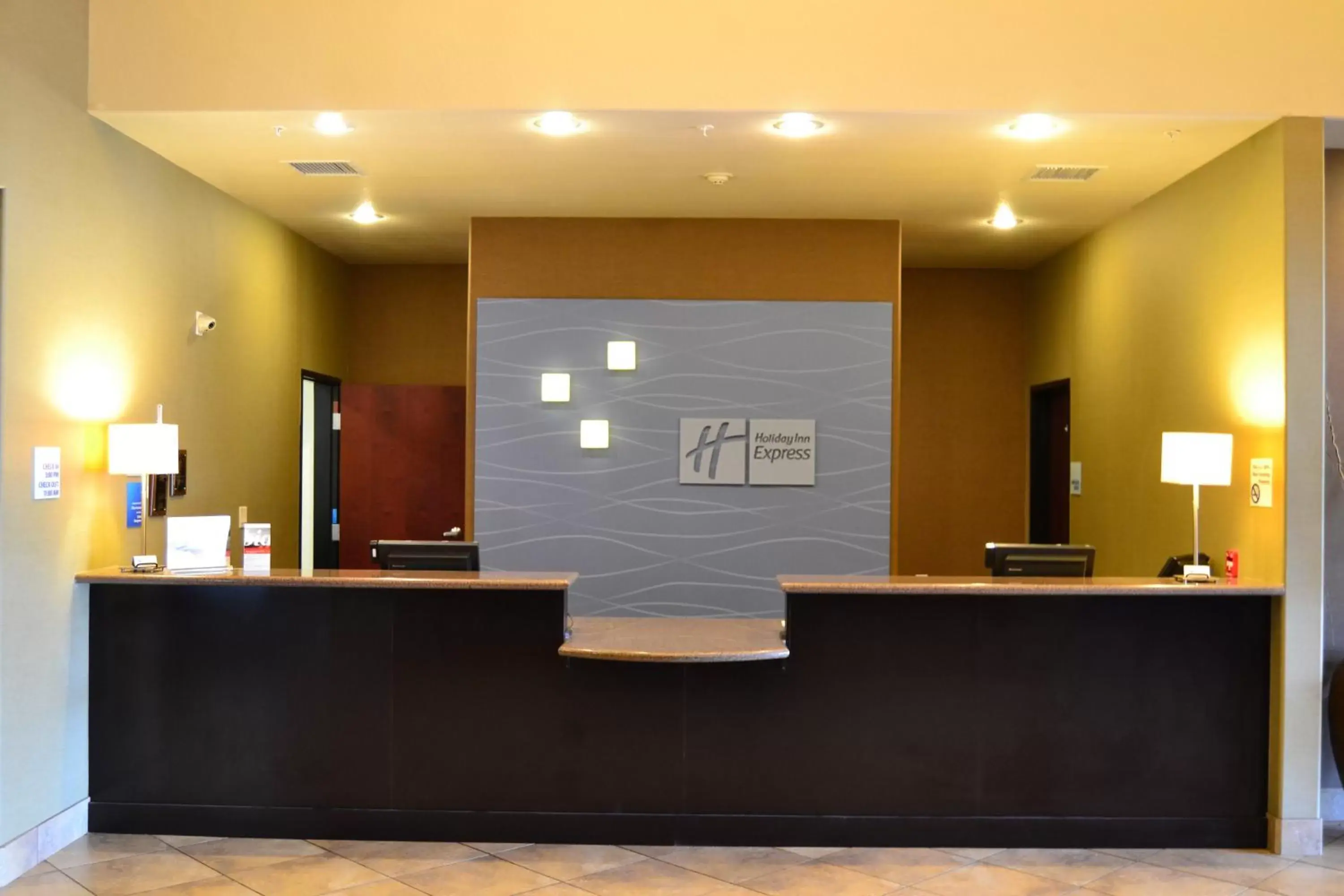 Property building, Lobby/Reception in Holiday Inn Express and Suites Heber Springs, an IHG Hotel