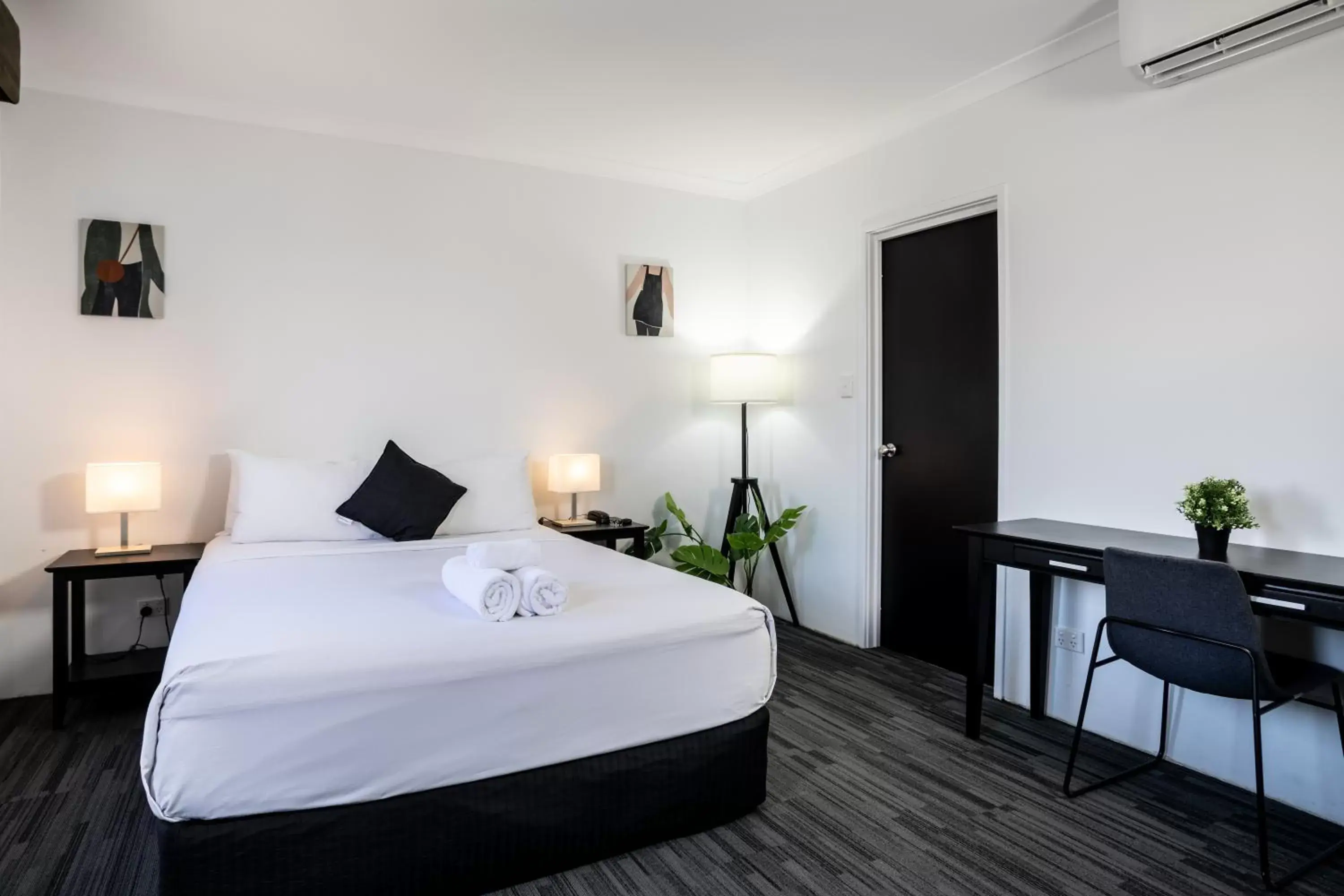 Bedroom, Bed in Joondalup City Hotel