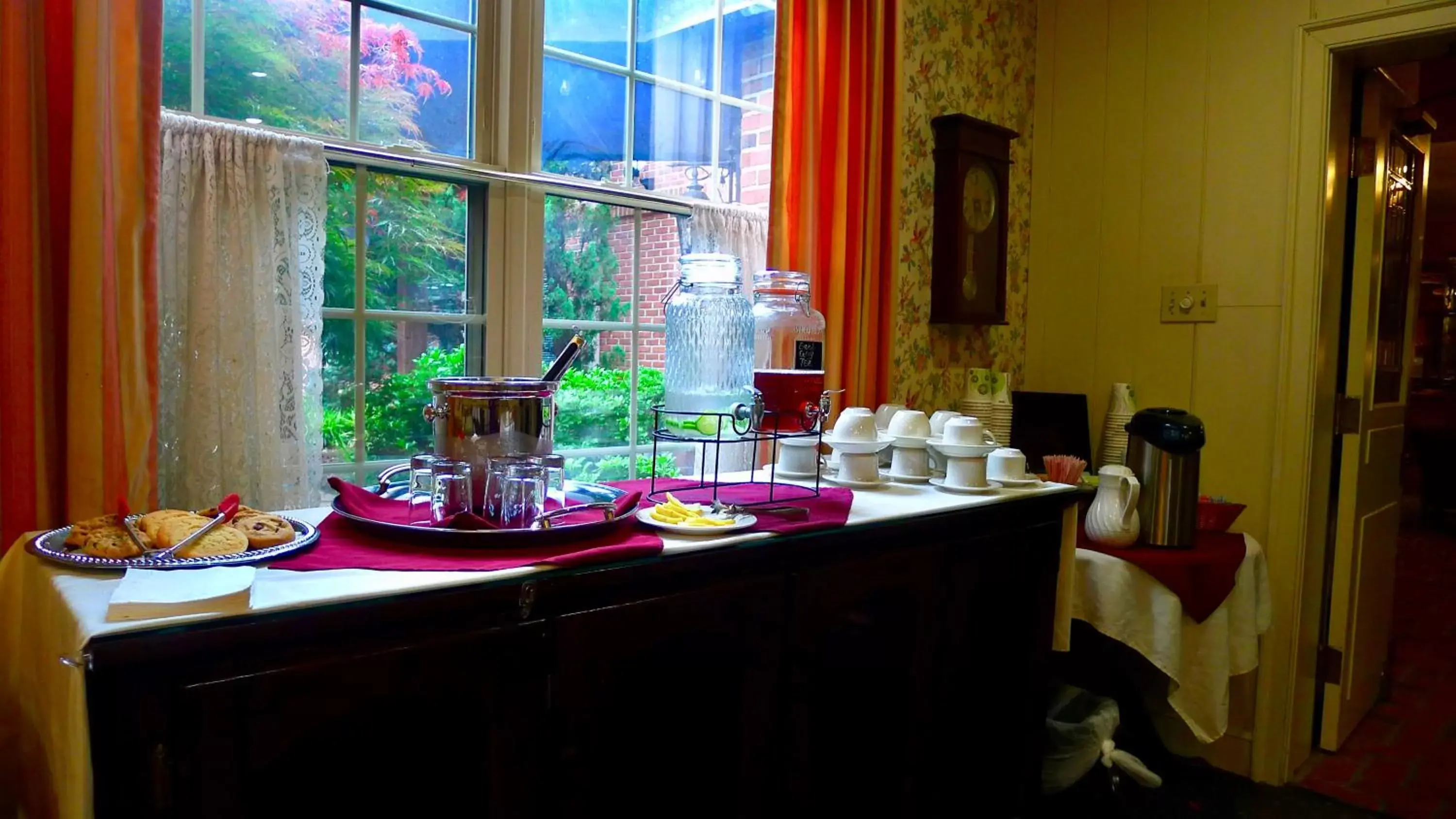 Coffee/tea facilities, Bathroom in Brandywine River Hotel