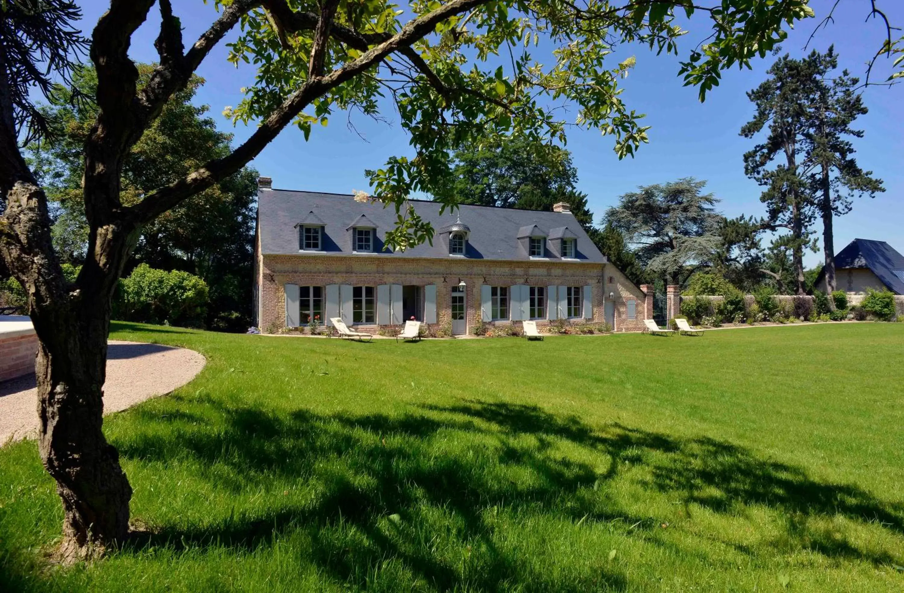 Facade/entrance, Property Building in Le Clos de Grâce