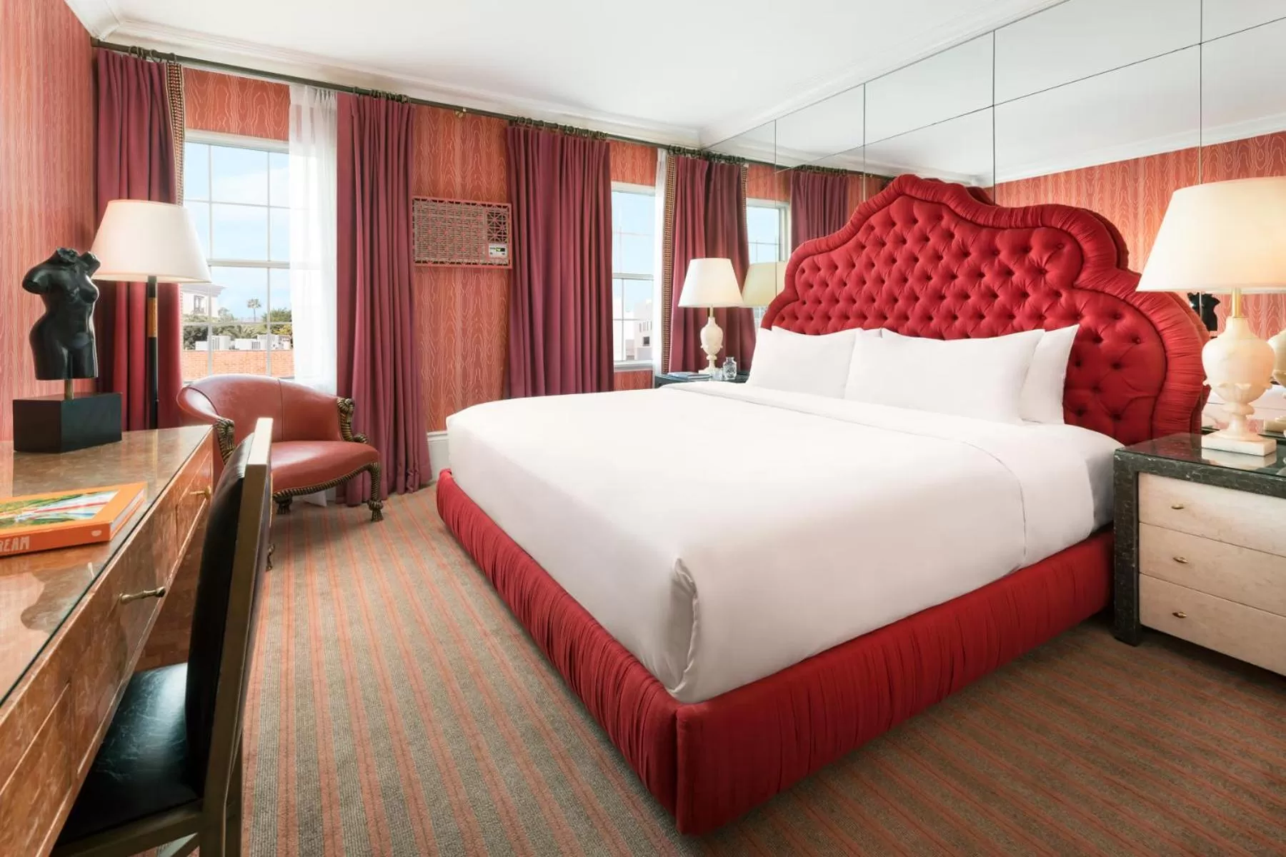 Bedroom, Bed in Maison 140 Beverly Hills