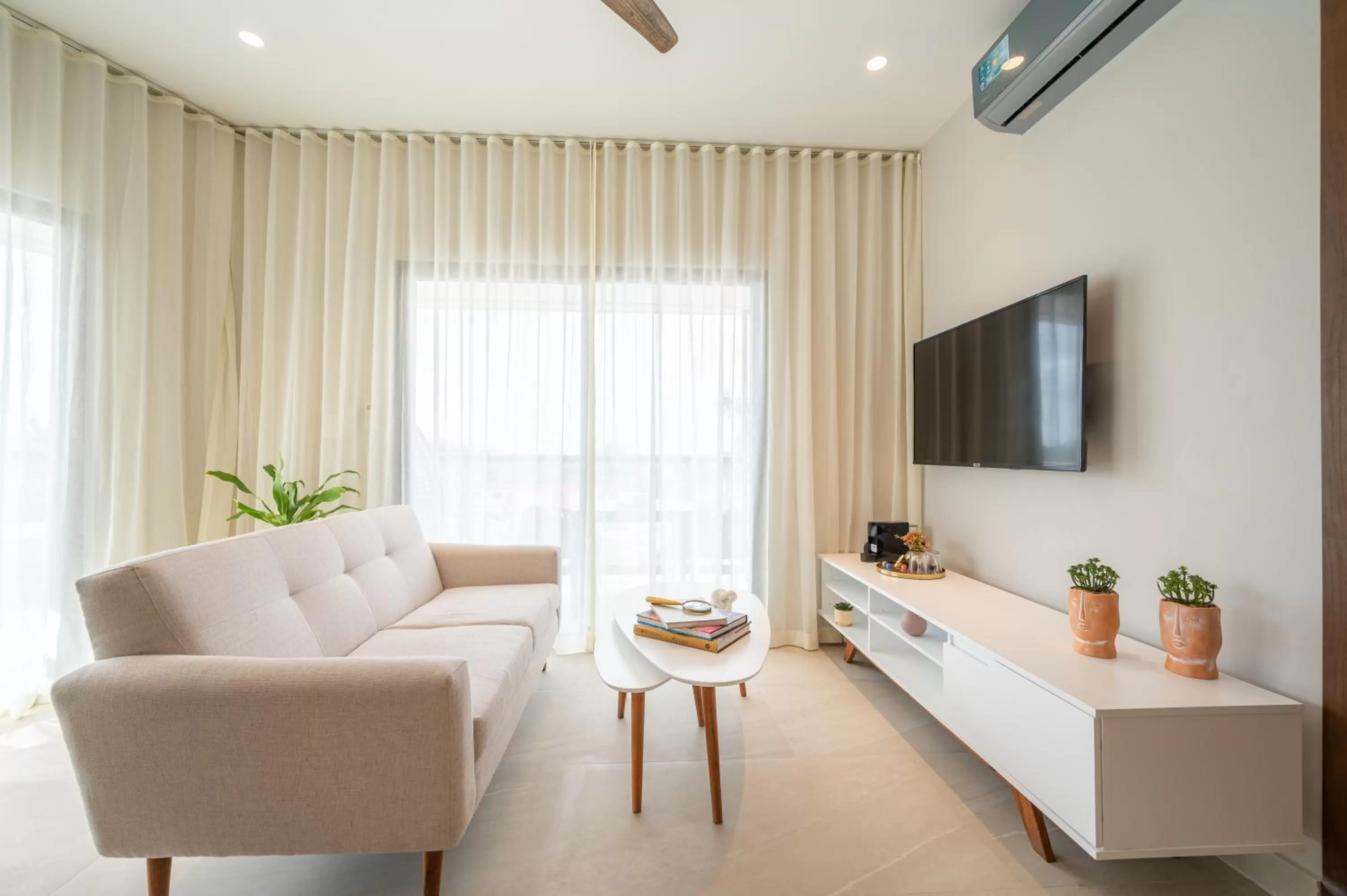 Communal lounge/ TV room in Kippal - Modern Oasis - ApartHotel