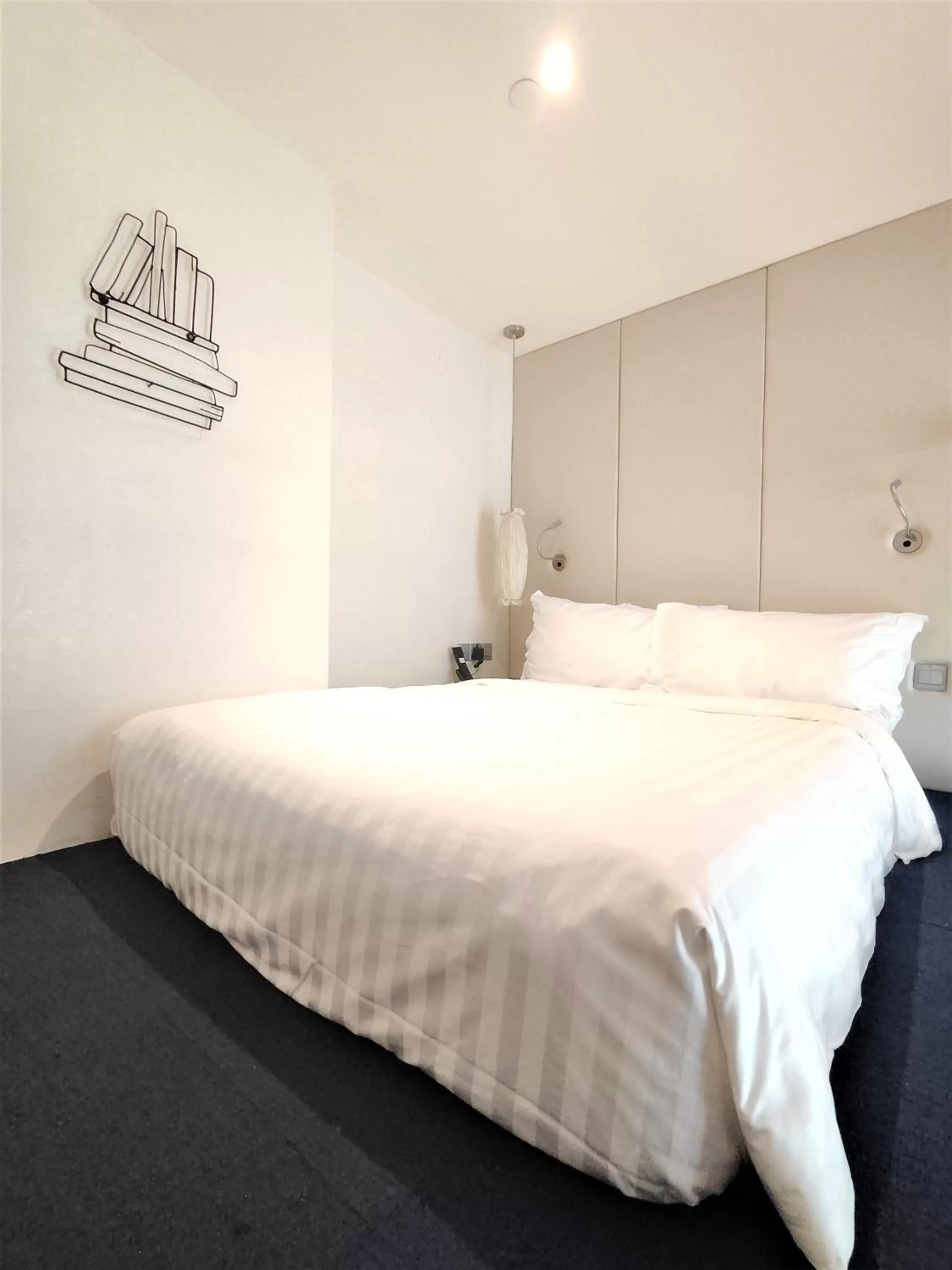 Bed in Mercure Singapore Bugis