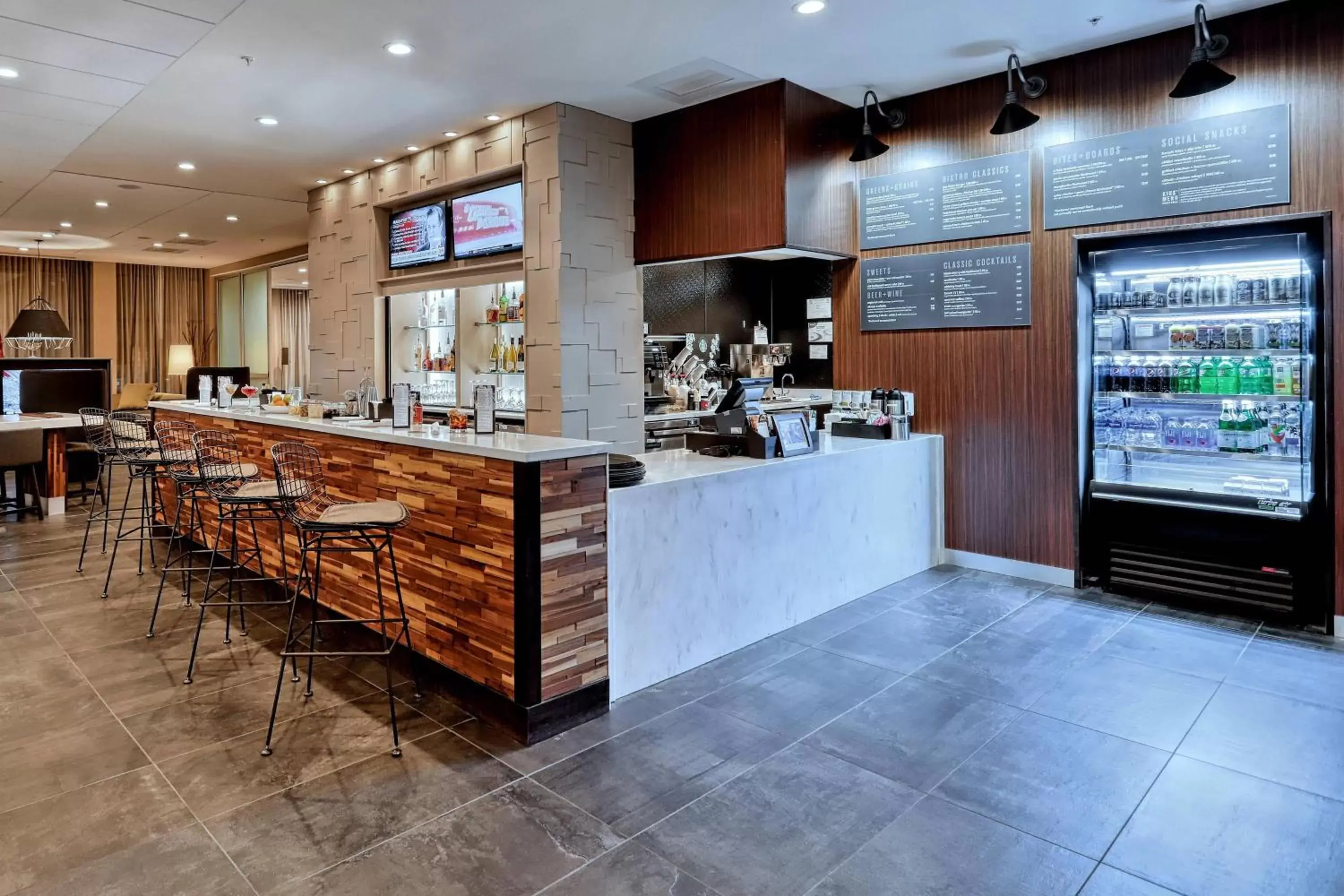 Restaurant/places to eat in Courtyard by Marriott Southington