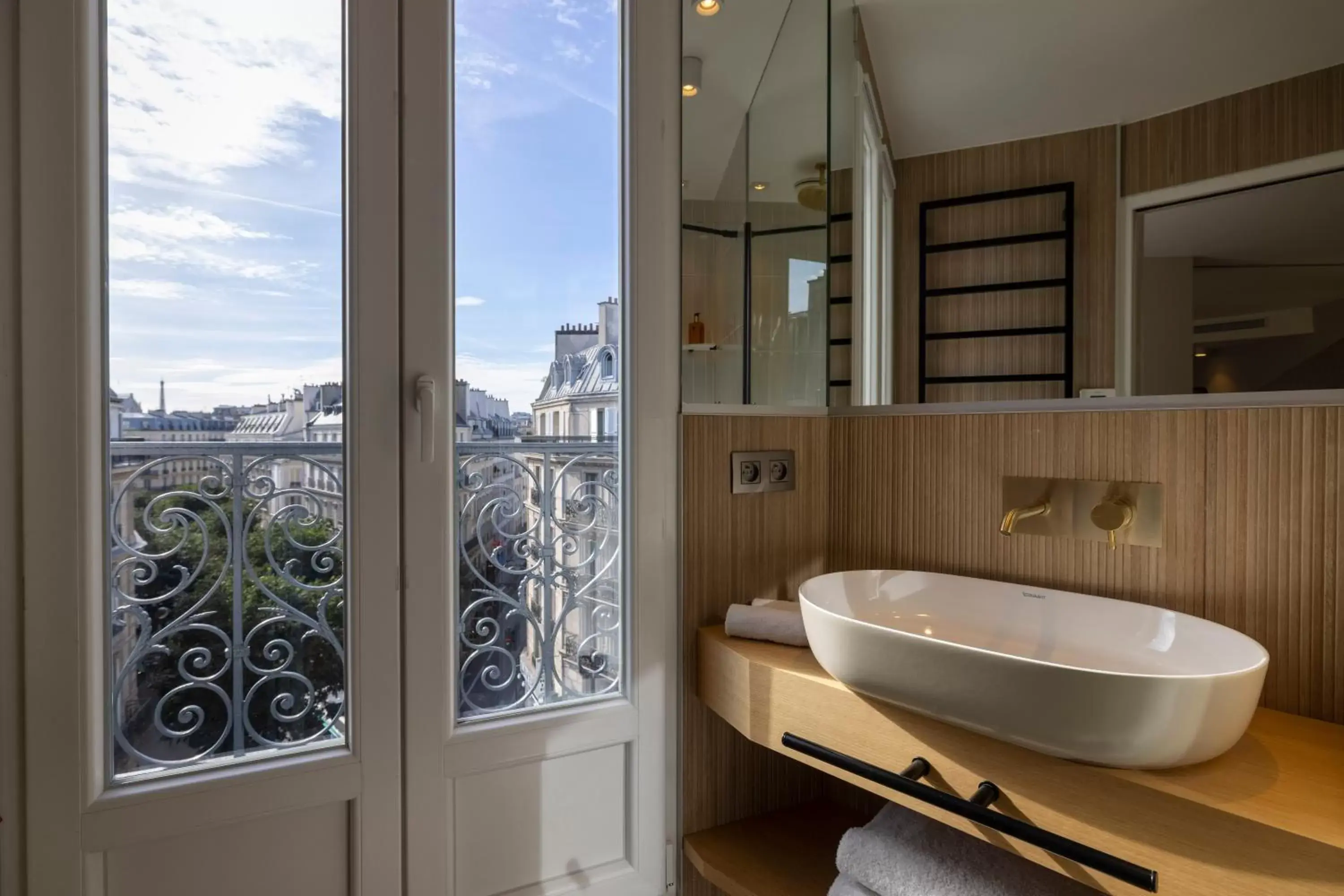 View (from property/room), Bathroom in Hôtel Beige