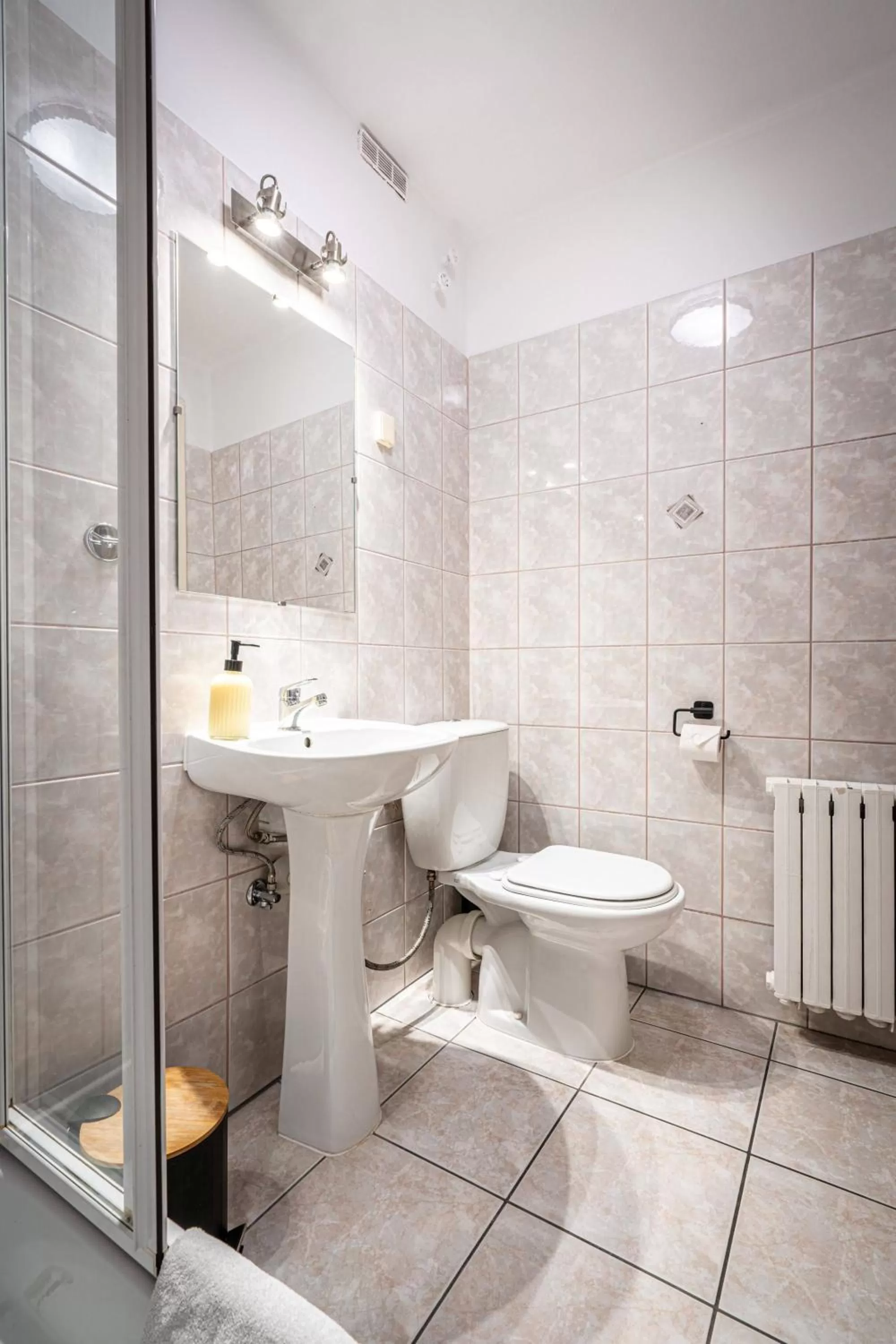 Shower in Liberta INN - Pokoje Gościnne