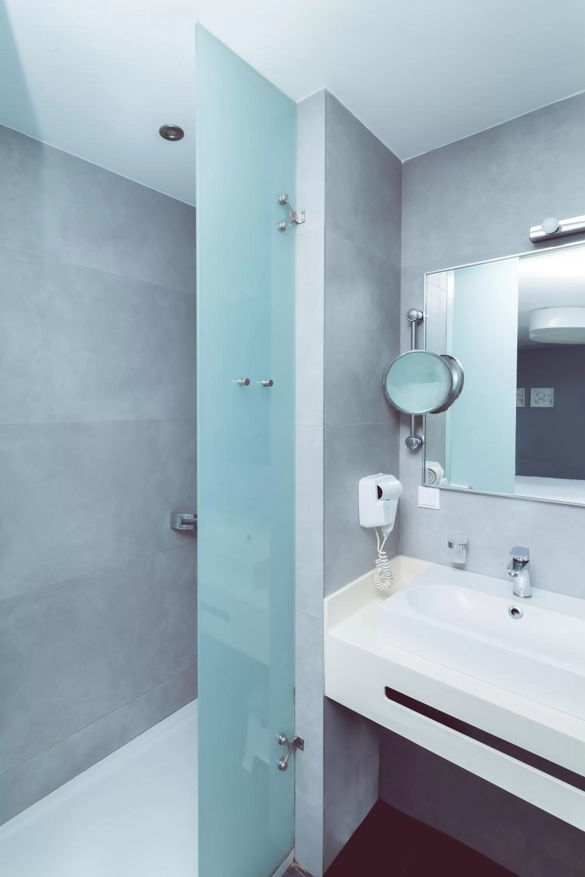 Shower in Kastro Hotel