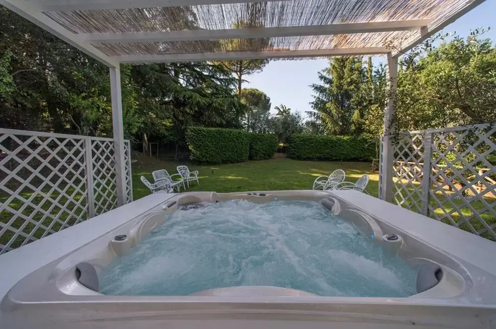 Hot Tub in Country Lodge B&B