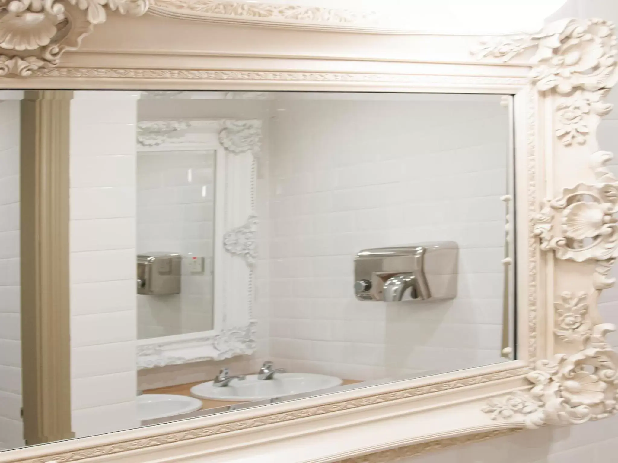 Bathroom in Kildare House Hotel