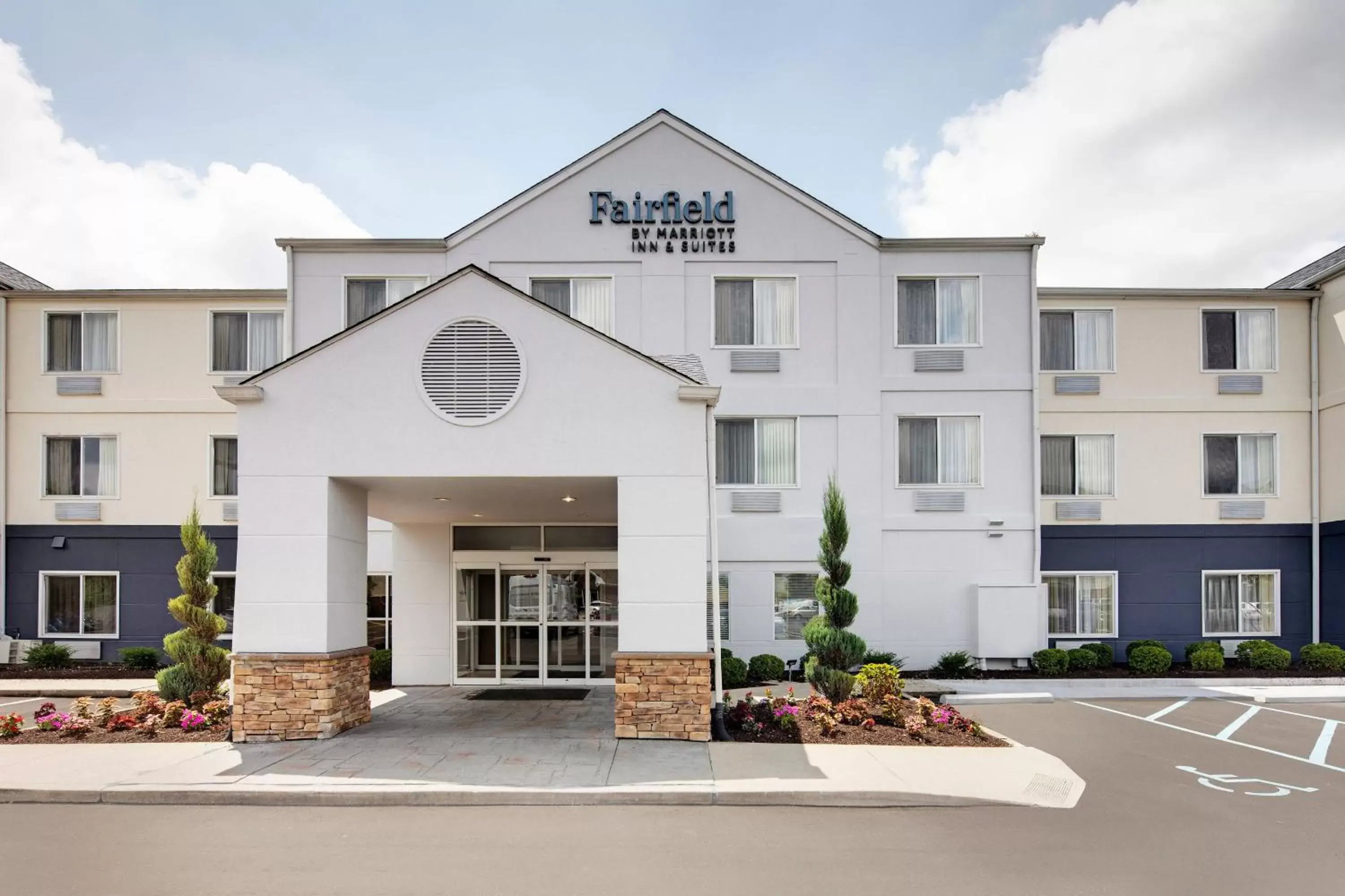 Property Building in Fairfield Inn & Suites Indianapolis Airport
