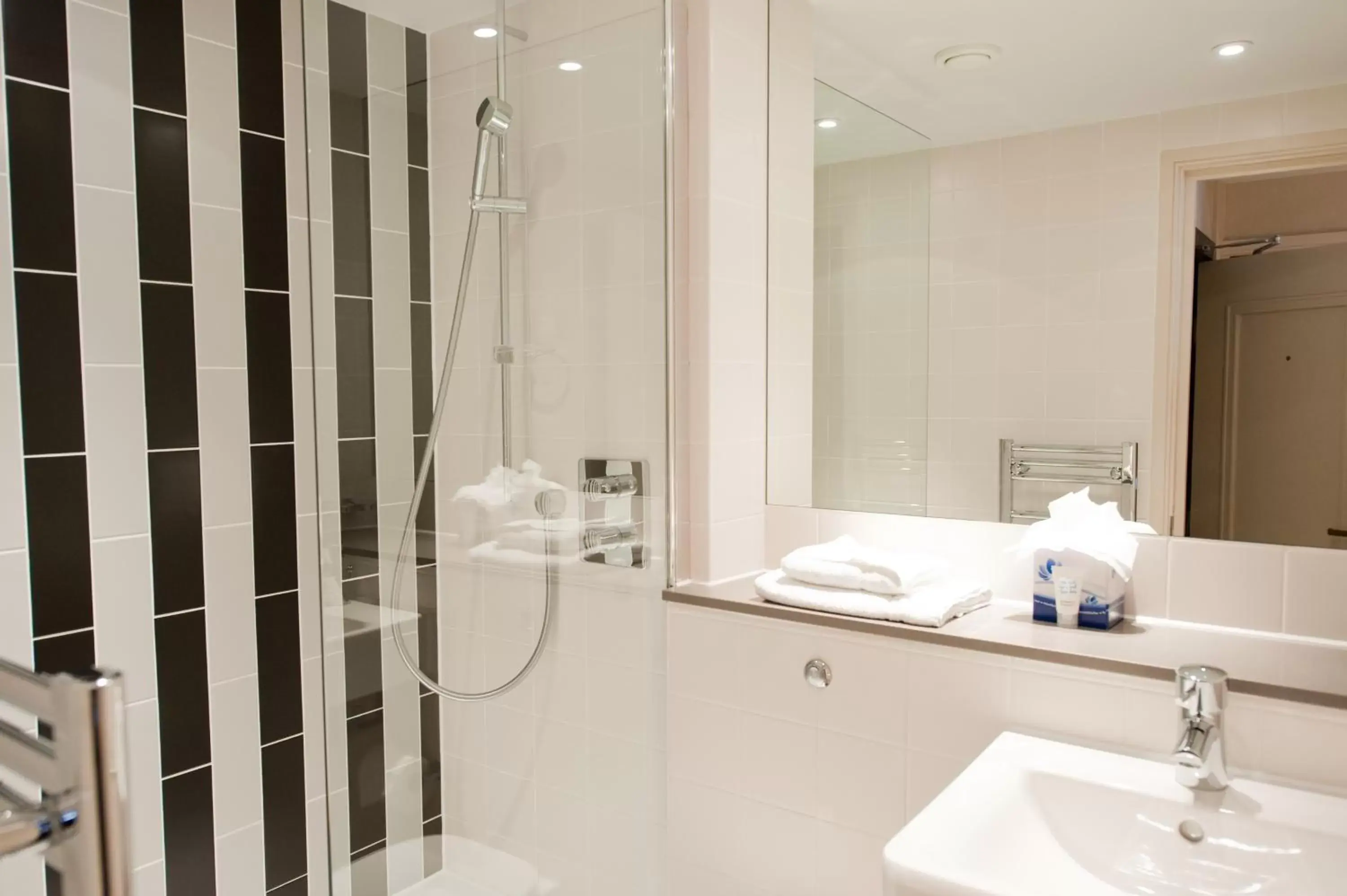 Shower, Bathroom in Best Western Mornington Hotel Hyde Park