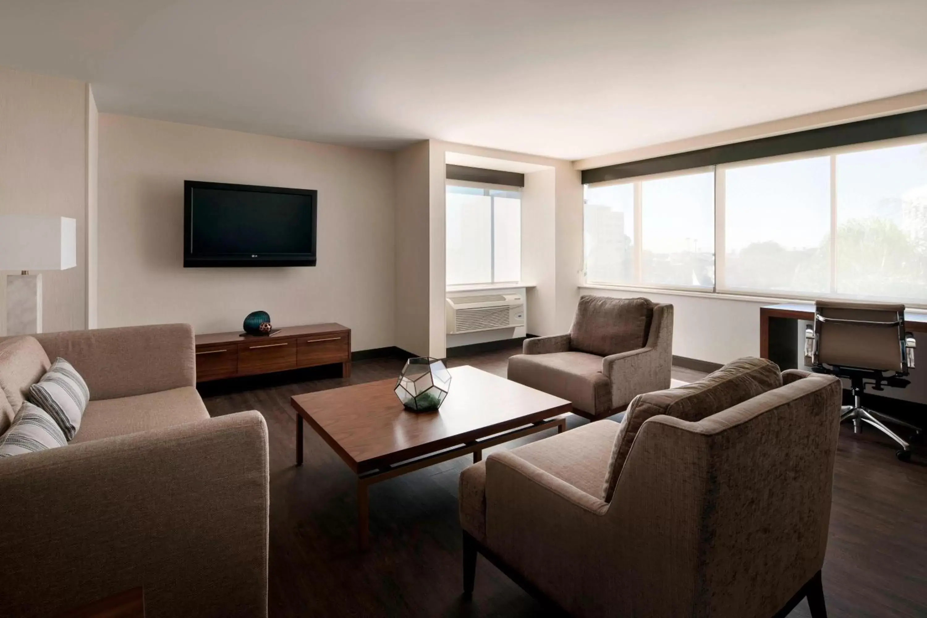 Photo of the whole room, Seating Area in Fullerton Marriott at California State University