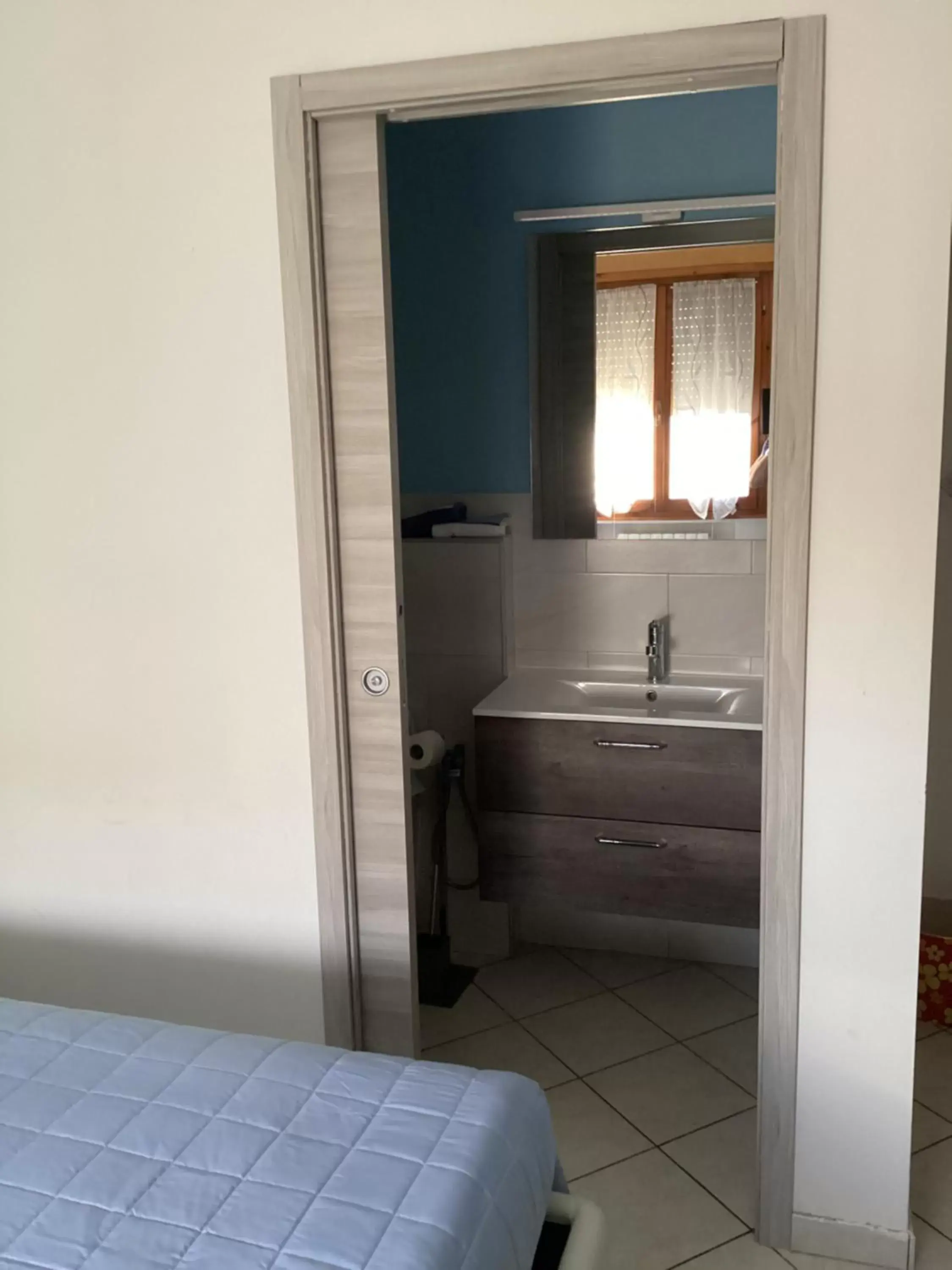 Bathroom in Bed and Breakfast da Giuseppe, Camere vicino stabilimento Ferrari