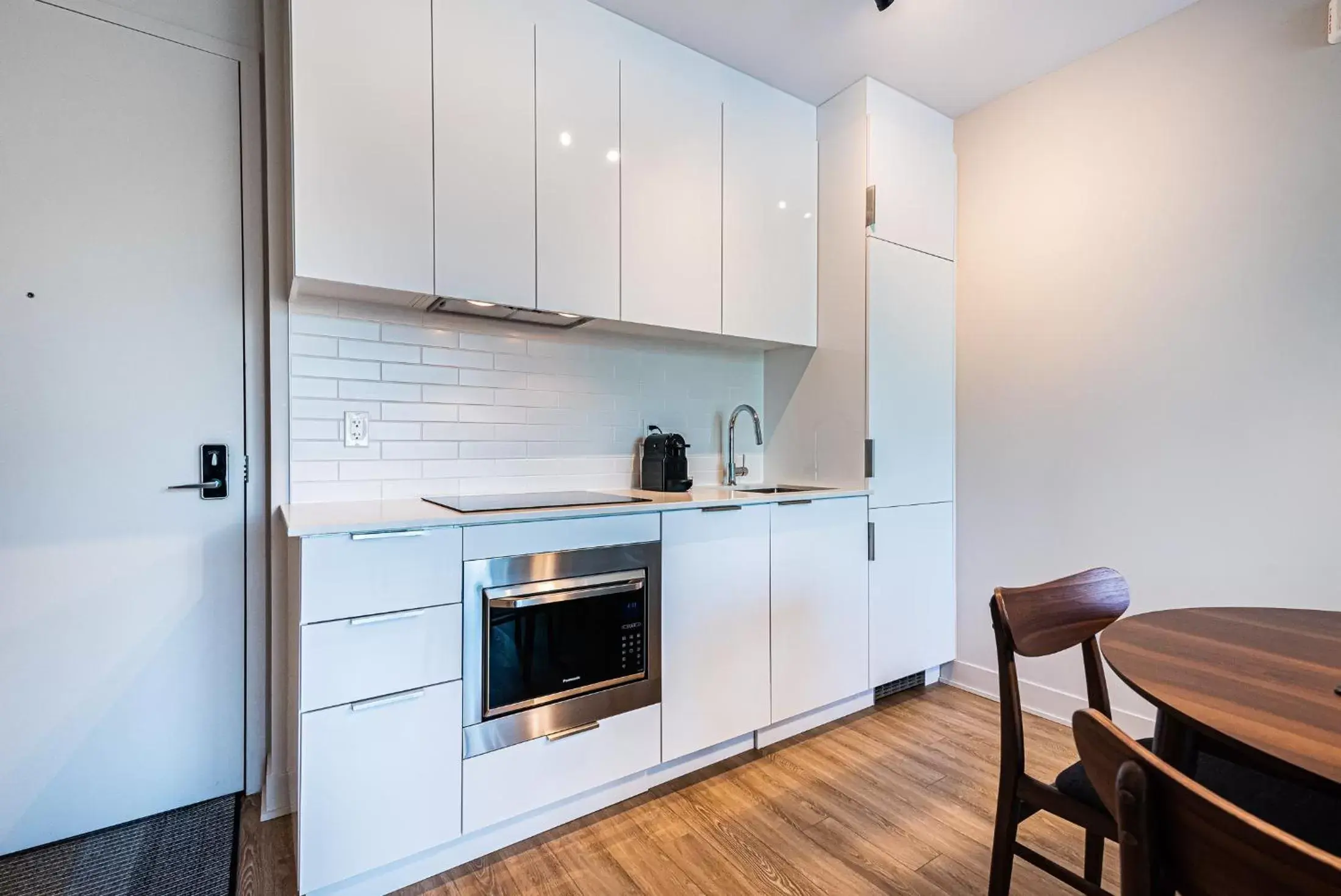 Kitchen or kitchenette, Kitchen/Kitchenette in WRFY Griffintown Apartment