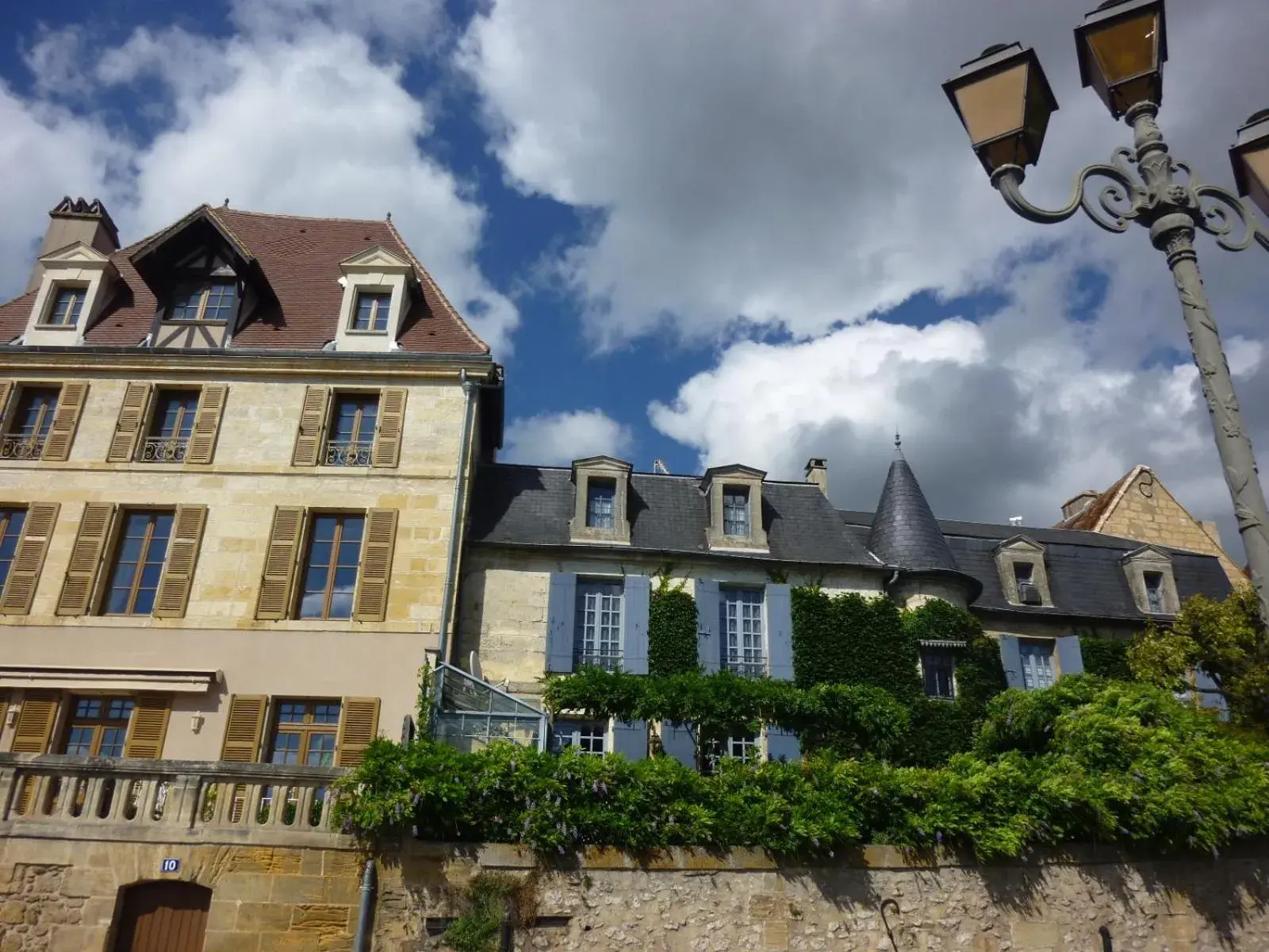 Neighbourhood, Property Building in Hotel de France