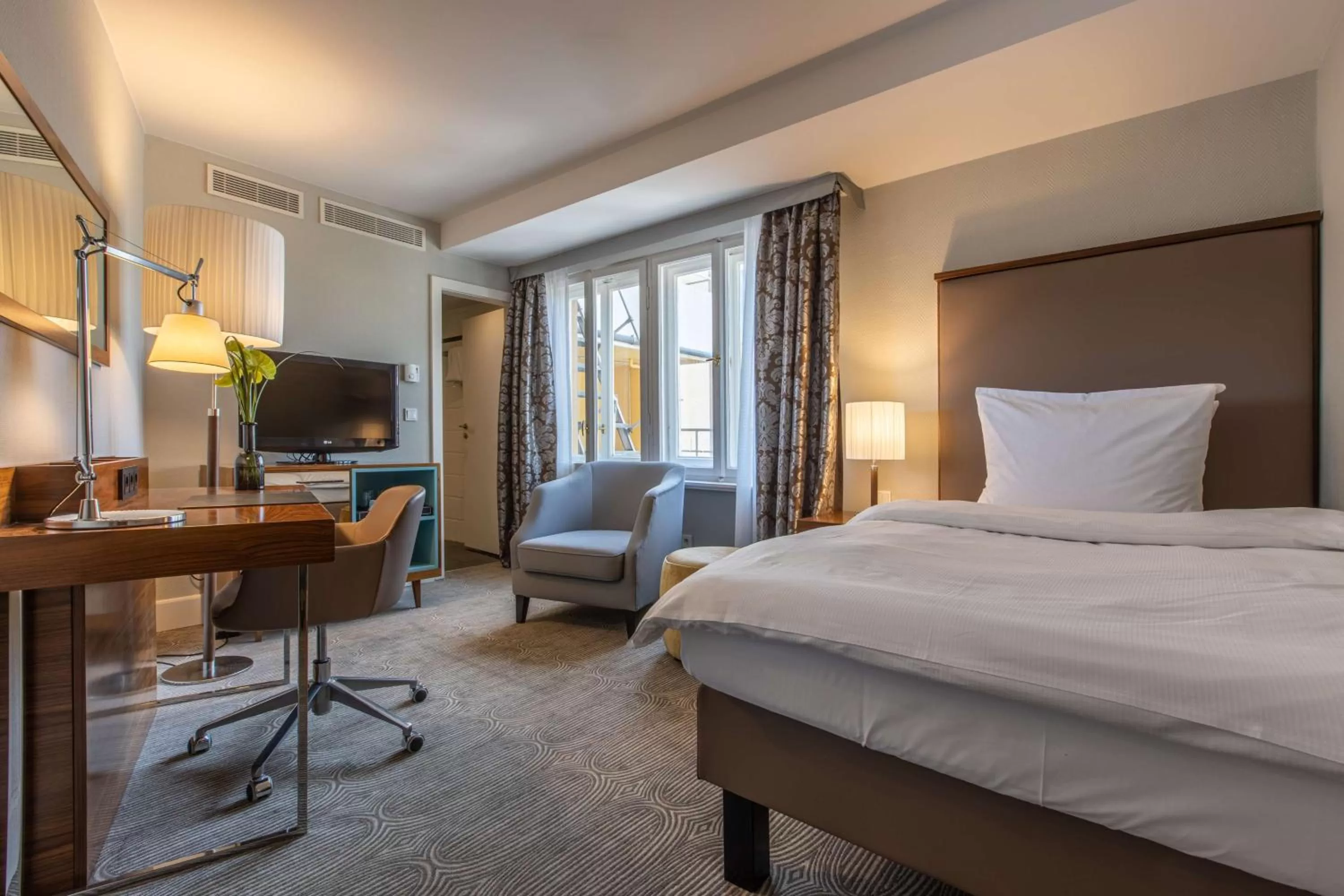 Bedroom, Bed in Radisson Blu Hotel Schwarzer Bock Wiesbaden