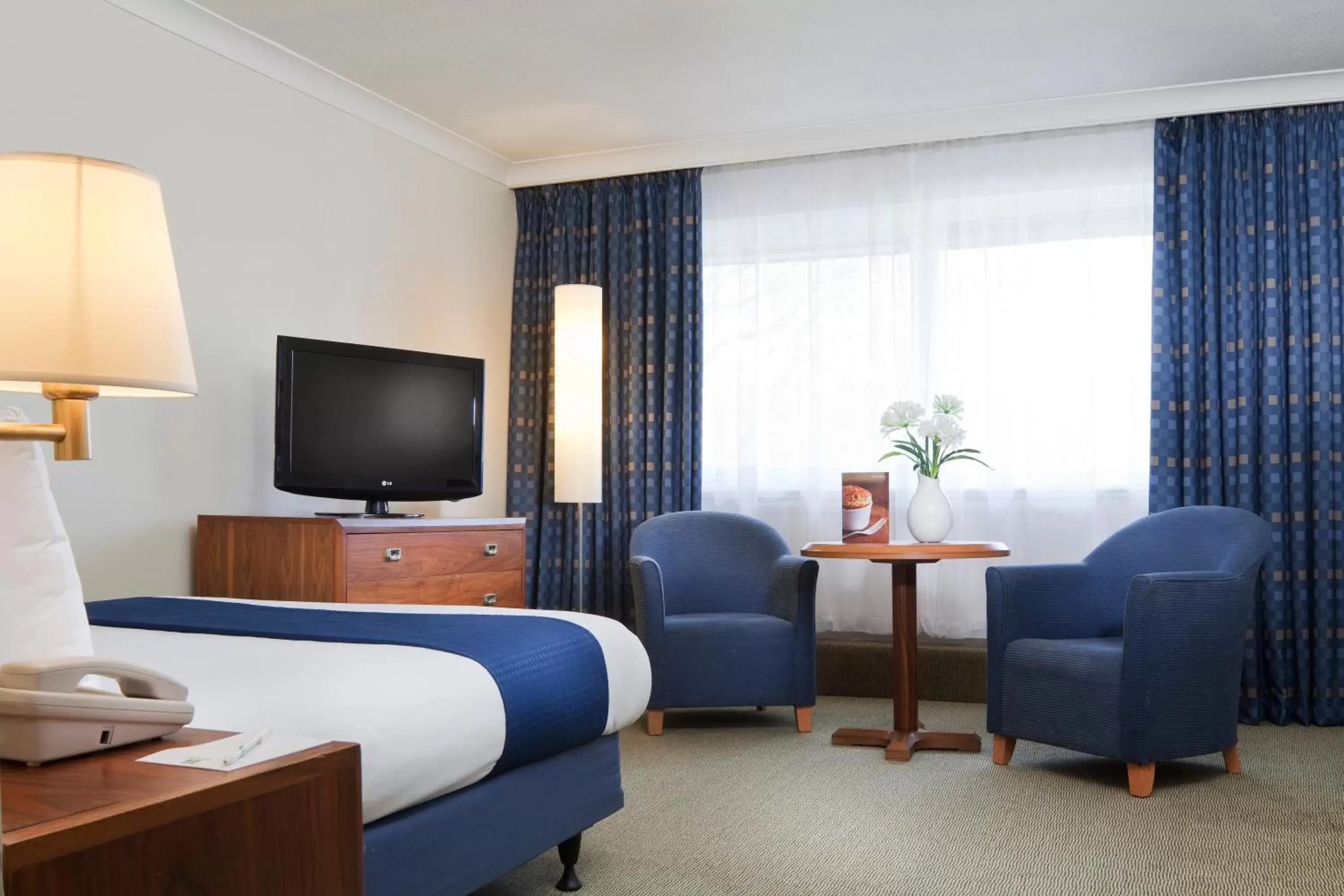 Photo of the whole room, TV/Entertainment Center in Best Western London Heathrow Ariel Hotel