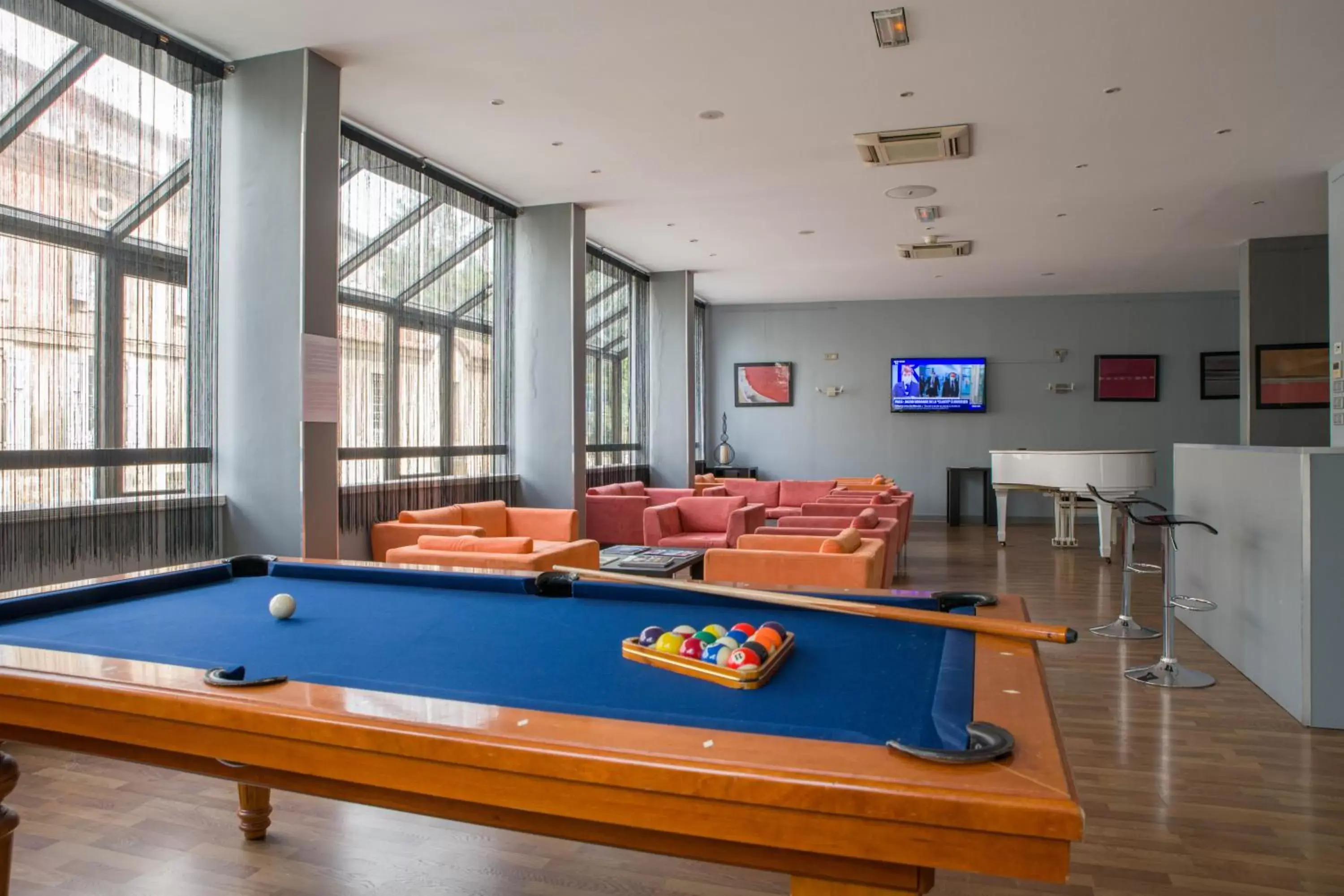Communal lounge/ TV room, Billiards in Best Western Atrium