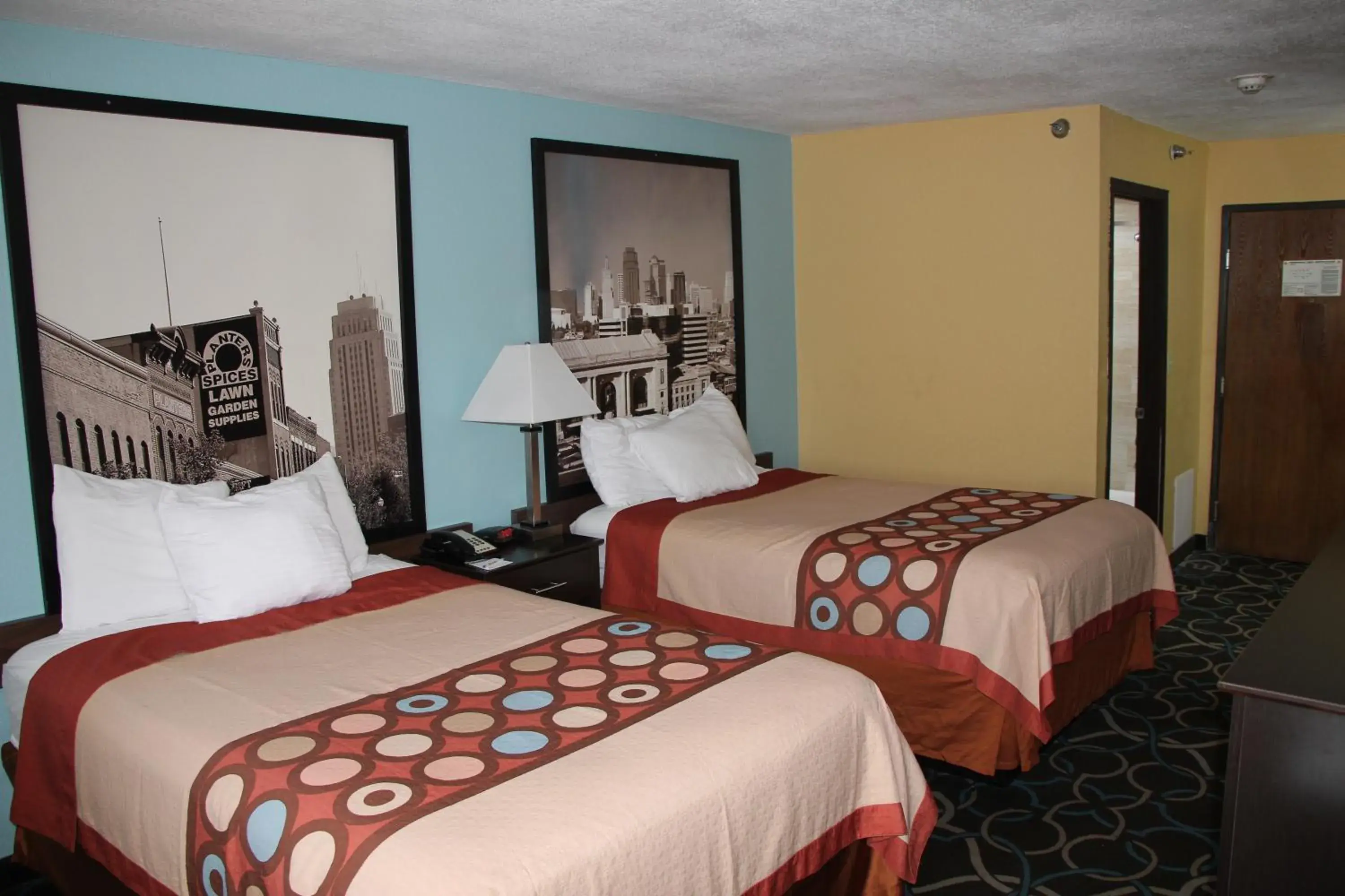 Bedroom, Bed in Super 8 by Wyndham Kansas City